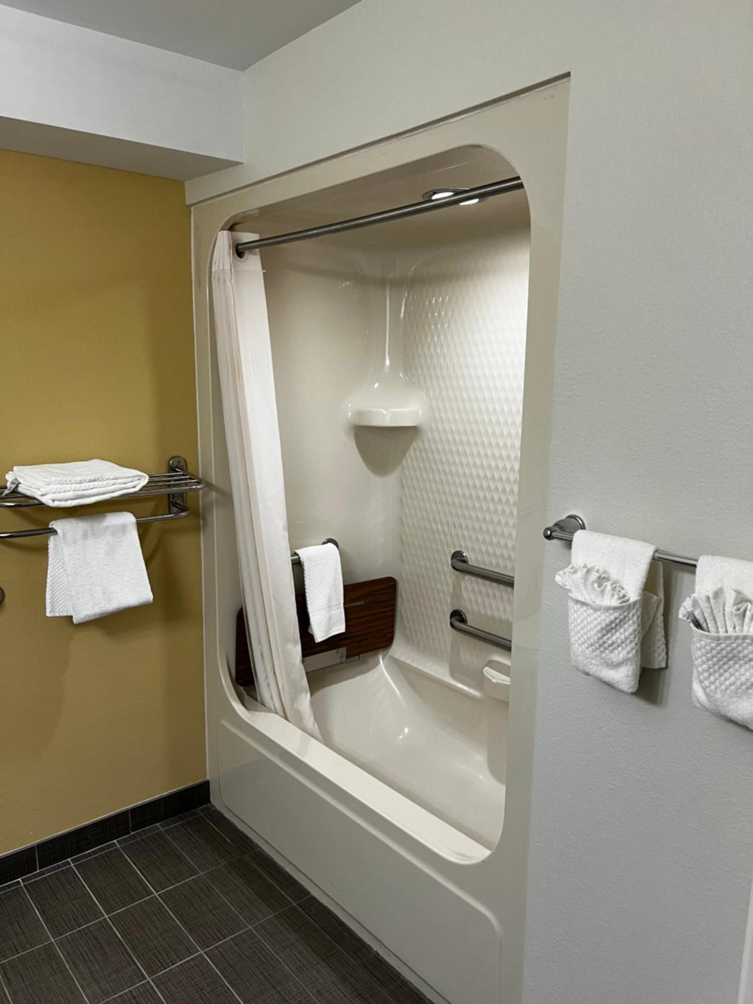 Queen Room with Accessible Tub - Accessible/Non-Smoking,1709695740:JPEG