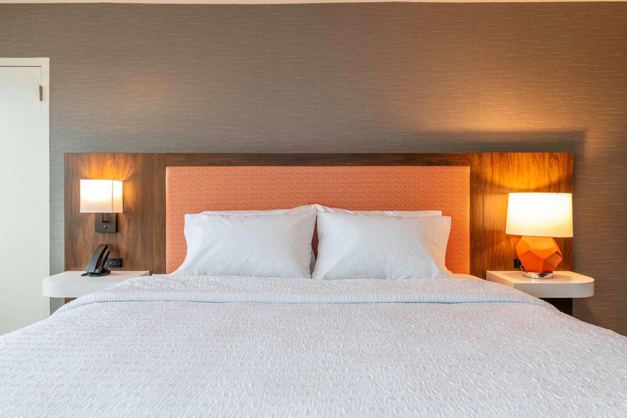 King Room with Bath Tub - Mobility and Hearing Access,1614360094:JPEG