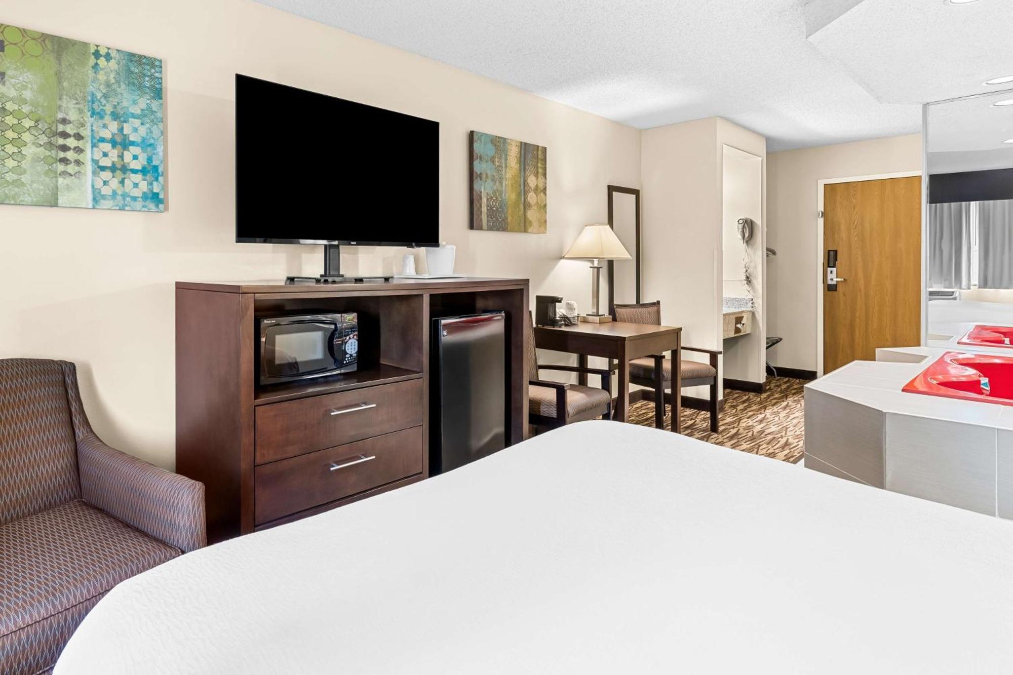 Queen Room with Whirlpool - Non-Smoking
