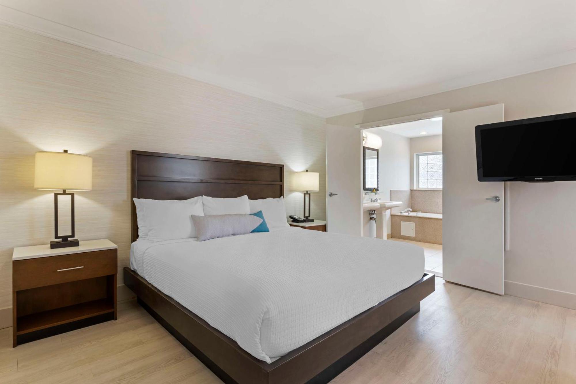 King Suite with Jetted Tub - Non-Smoking