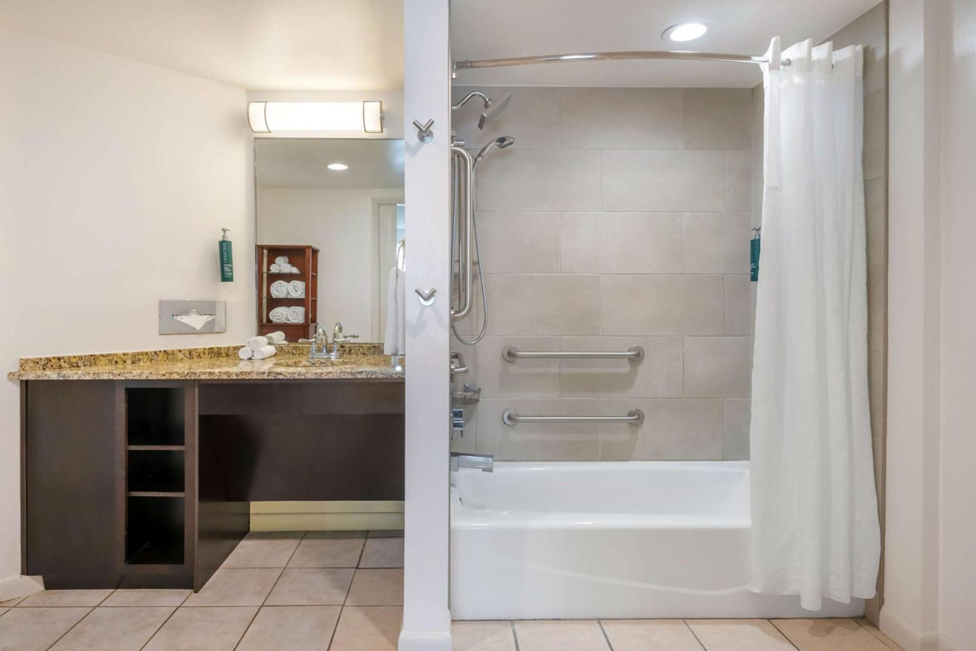 One-Bedroom King Suite Balcony Tub Accessible,1542272143:JPEG