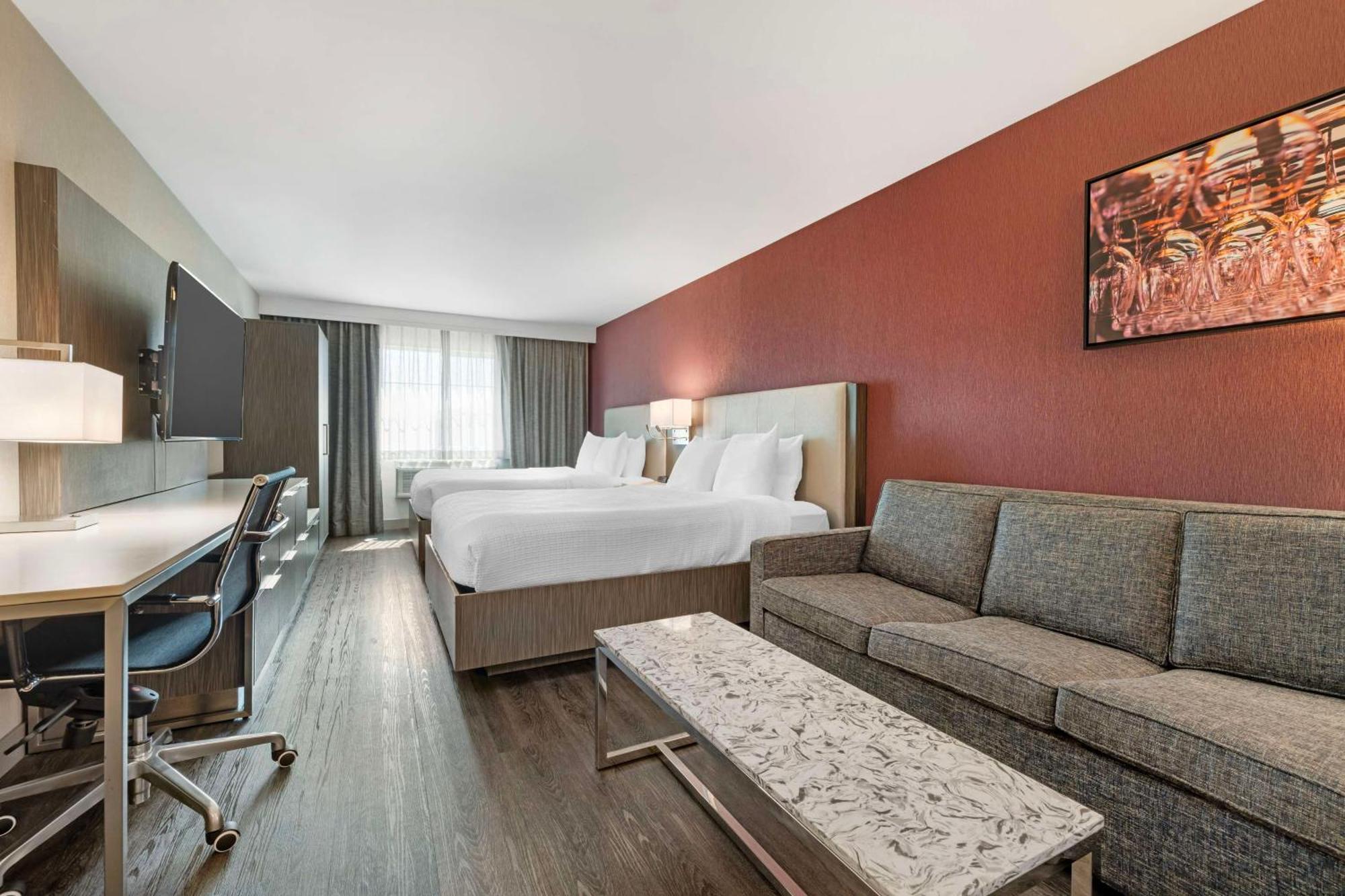 Queen Suite with Walk-In Shower - Mobility Access