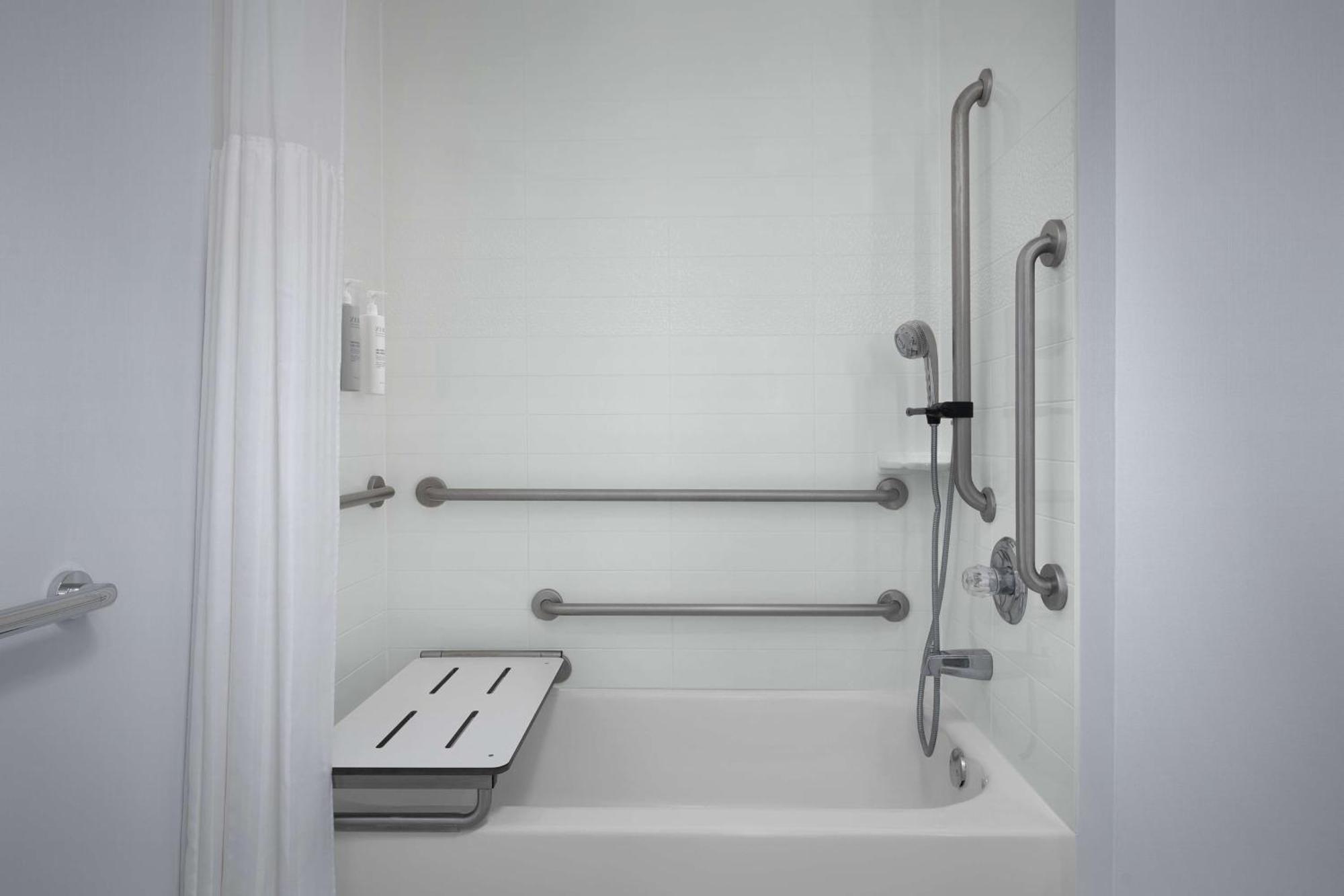King Room with Tub - Mobility and Hearing Access,1624751362:JPEG