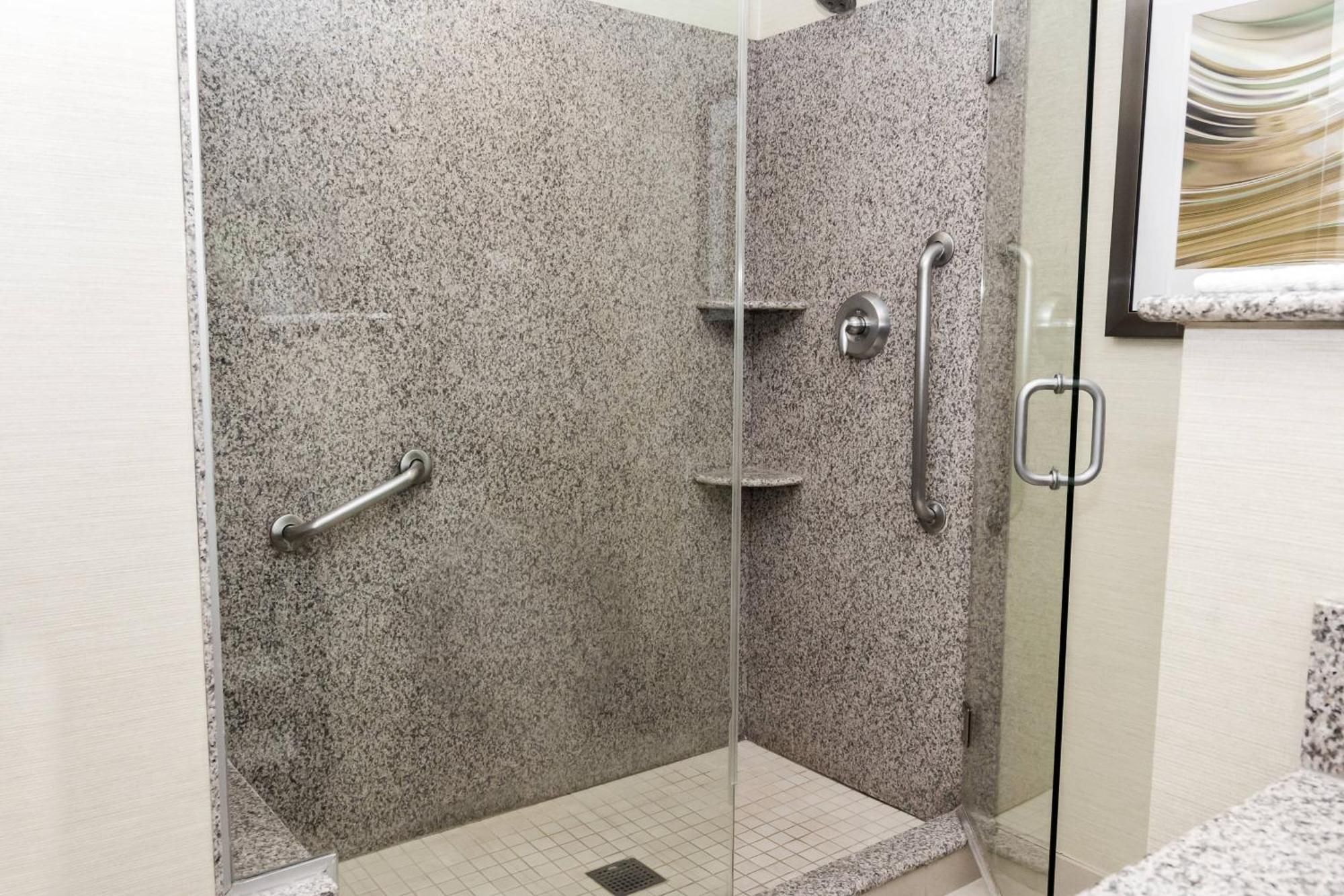 King Room with Bathtub - Mobility Access/Hearing Accessible