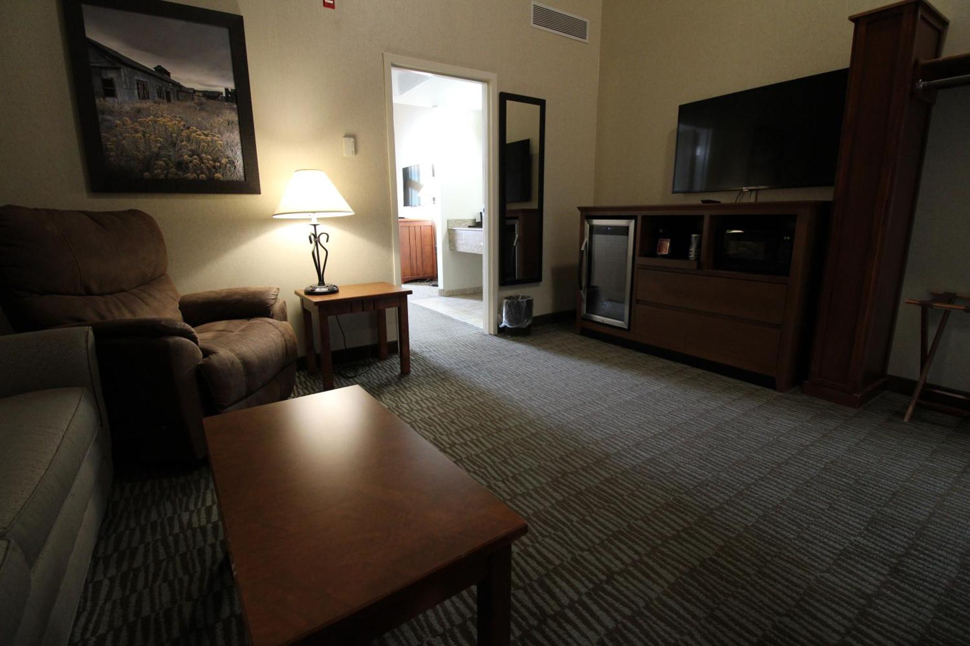 Deluxe King Suite,1642340963:JPEG