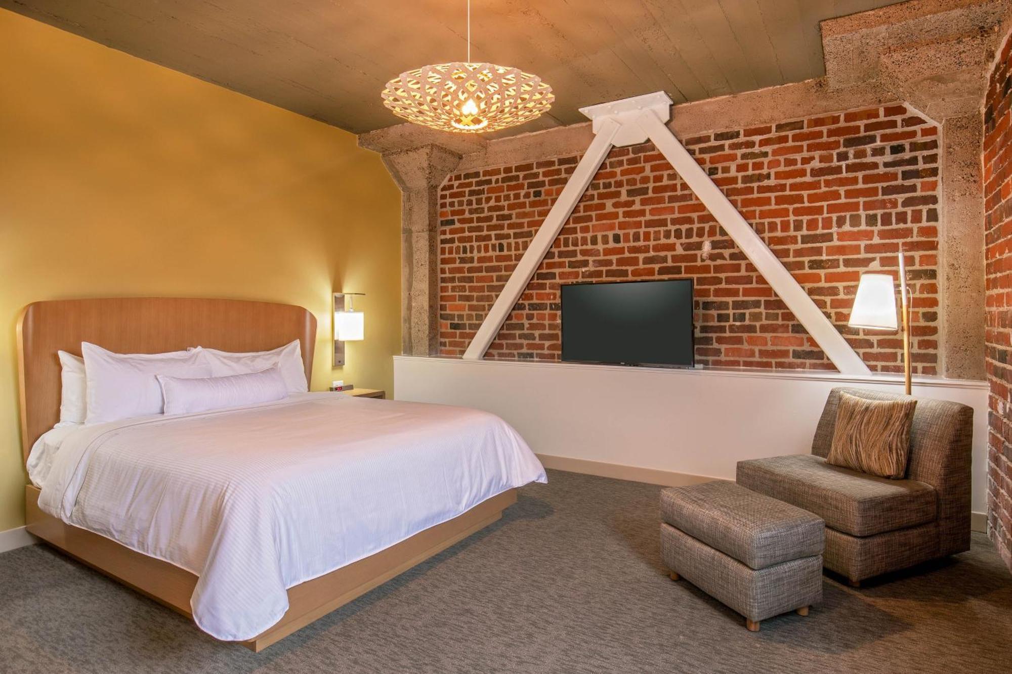Executive Suite, King, Alternate bed: sofa bed,1633033338:JPEG