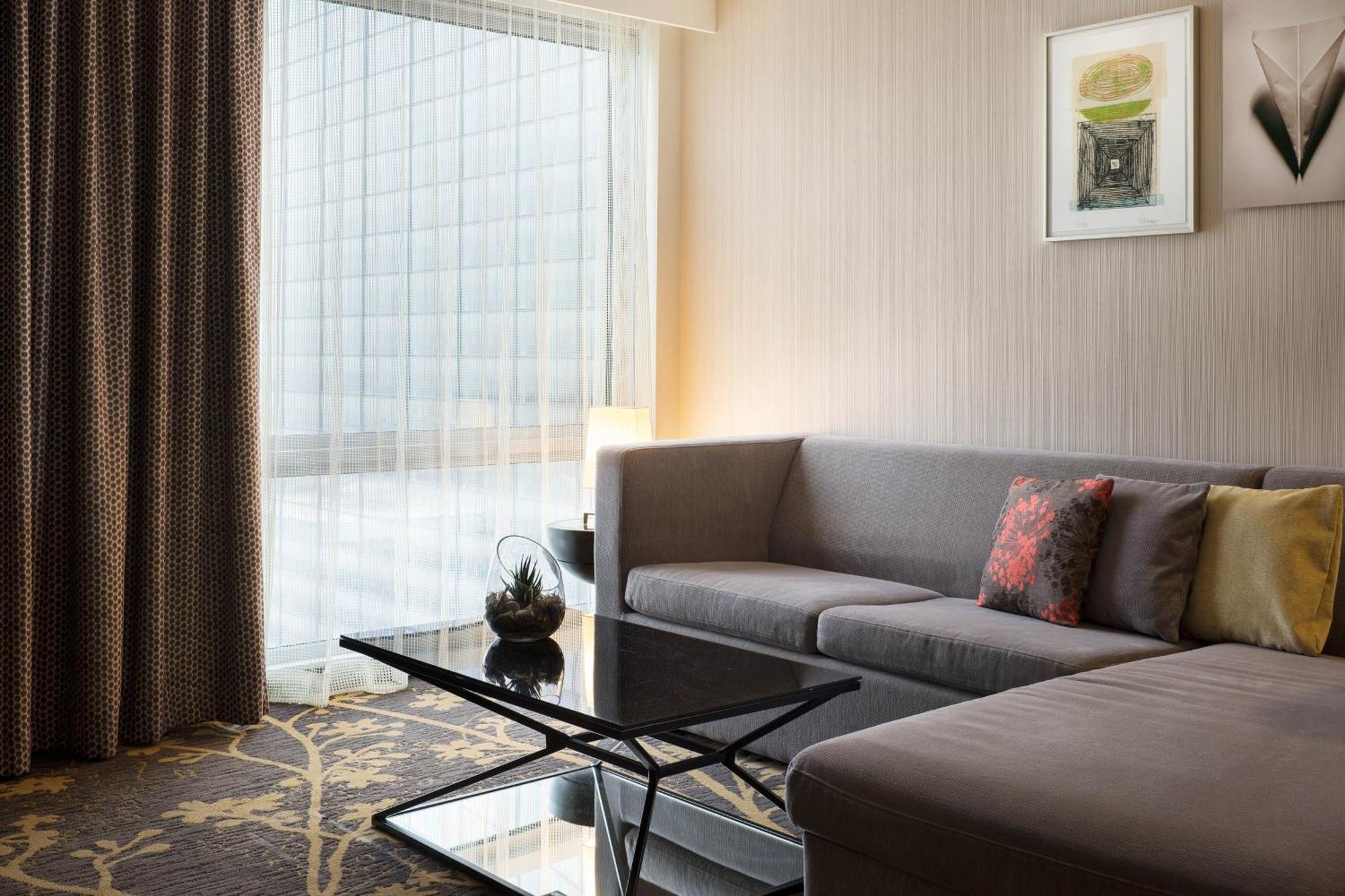 Larger Suite, 1 King, Sofa bed, City view