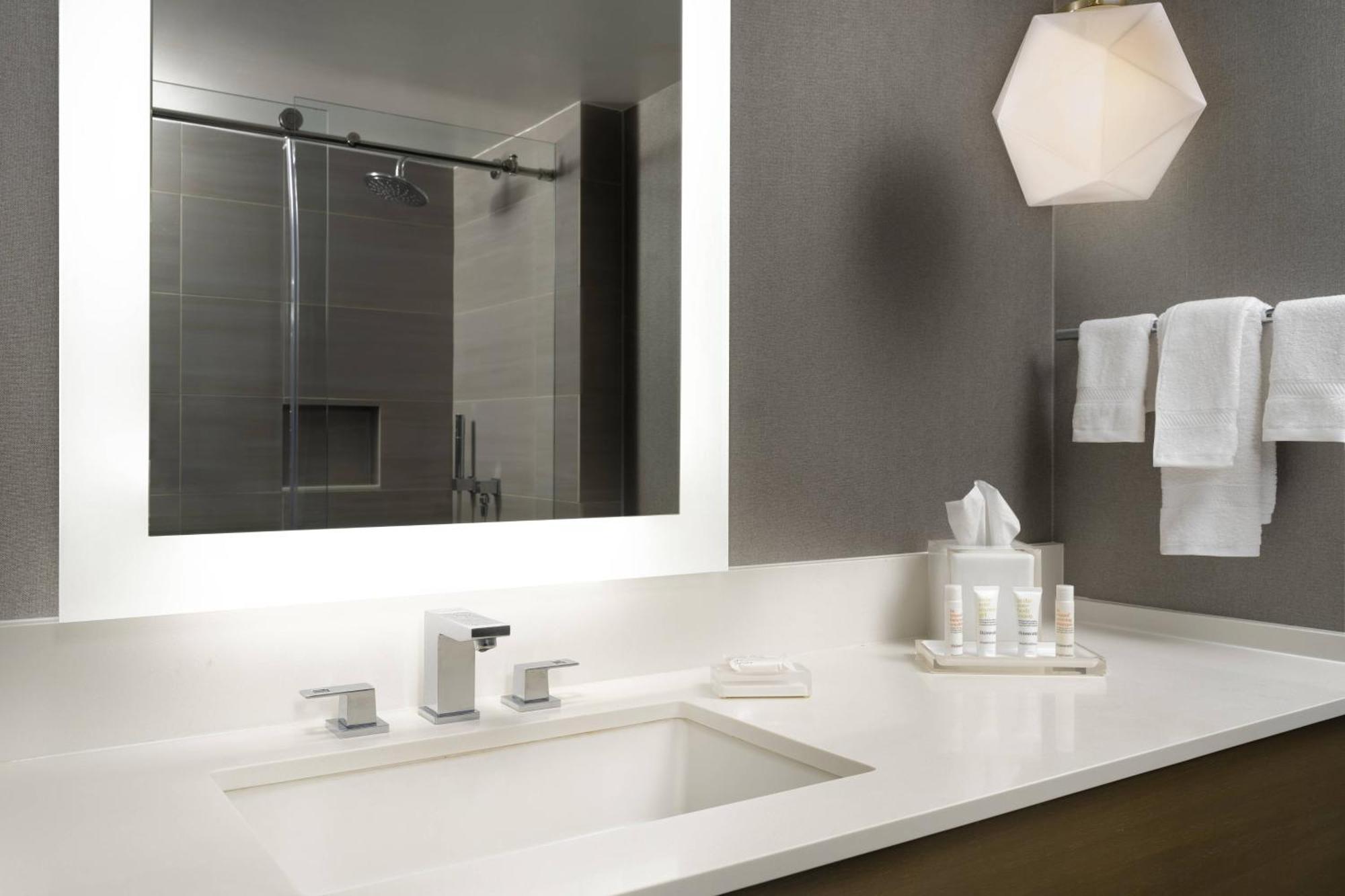 Deluxe King or Double Room High Floor,1634409507:JPEG