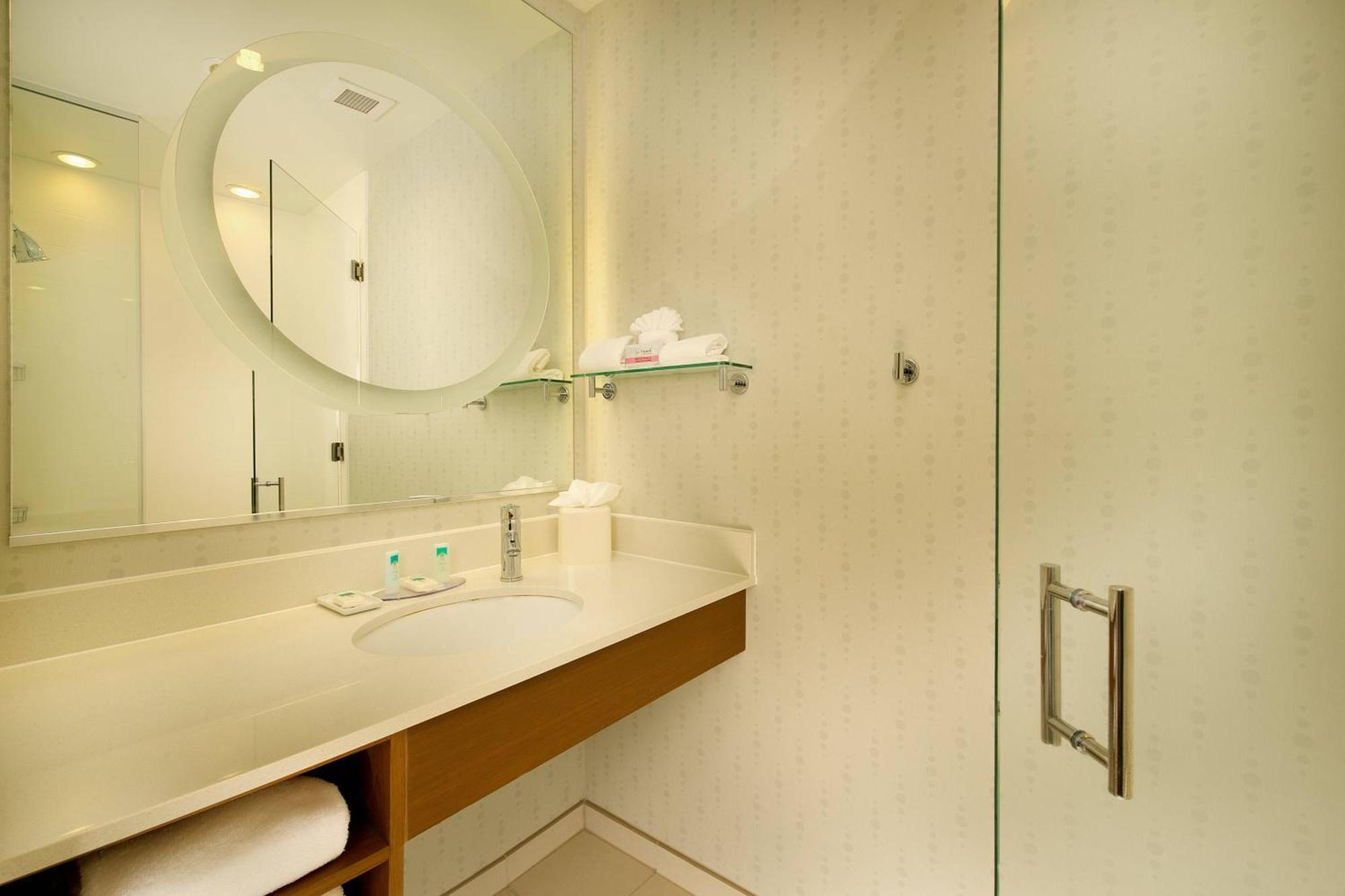 Queen Suite with Two Queen Beds, Bathtub and Trundle Sofa - Mobility Access/Hearing Accessible