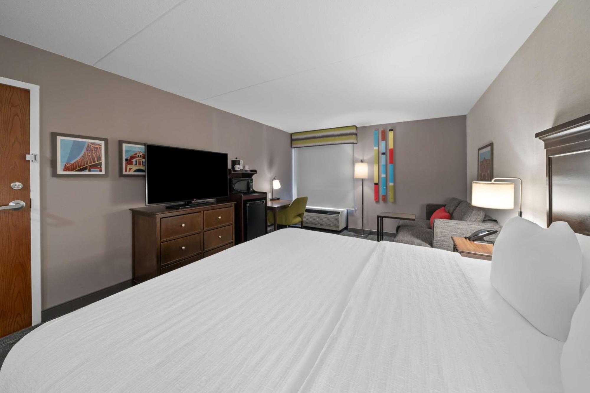 Non-Smoking King Bed Deluxe with Sofa Bed,1640375849:JPEG