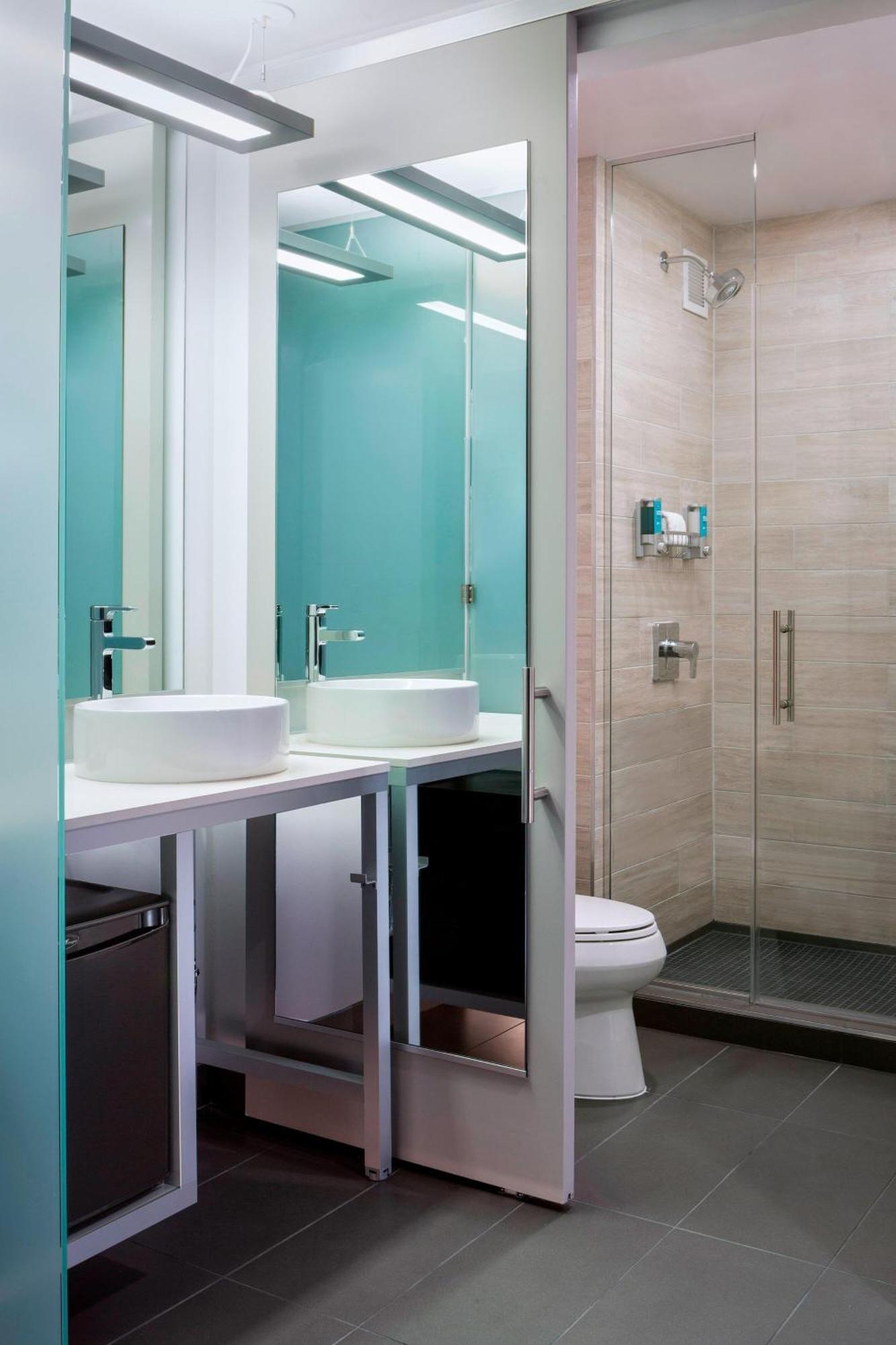 Queen Room with Two Queen Beds and Adapted Tub - Mobility Accessible,1643197554:JPEG