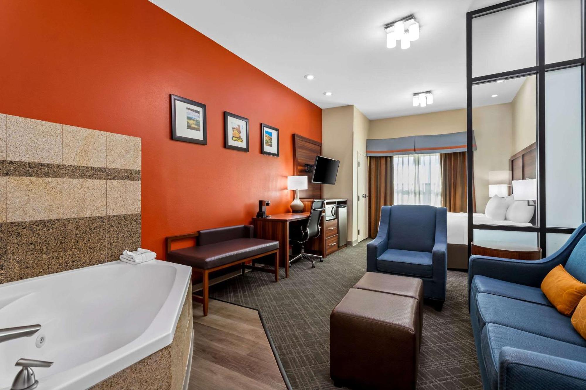 King Suite - Accessible/Non-Smoking