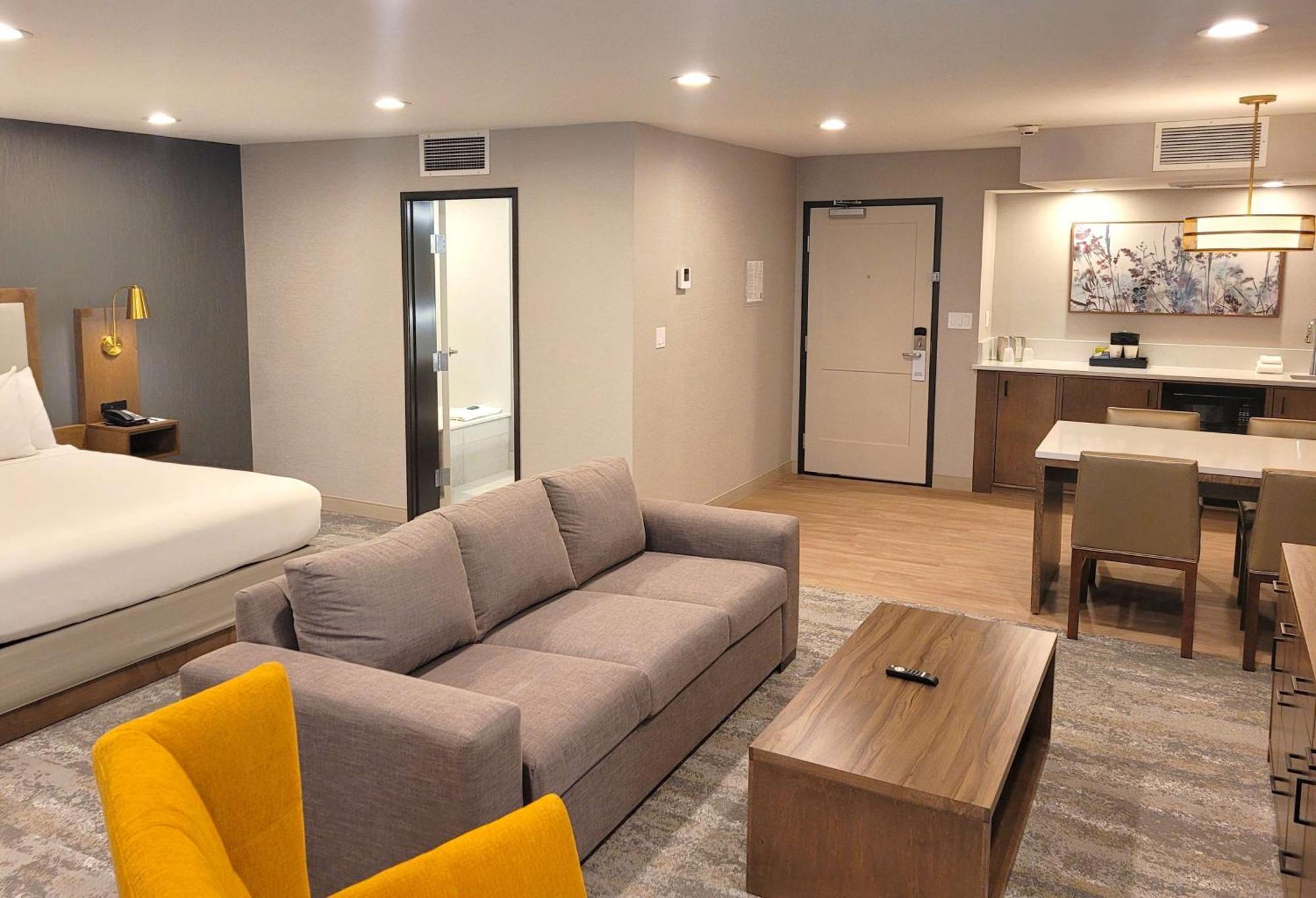 King Suite with Sofa Bed, Spa Bath, Living Room and Wet Bar - Non-Smoking