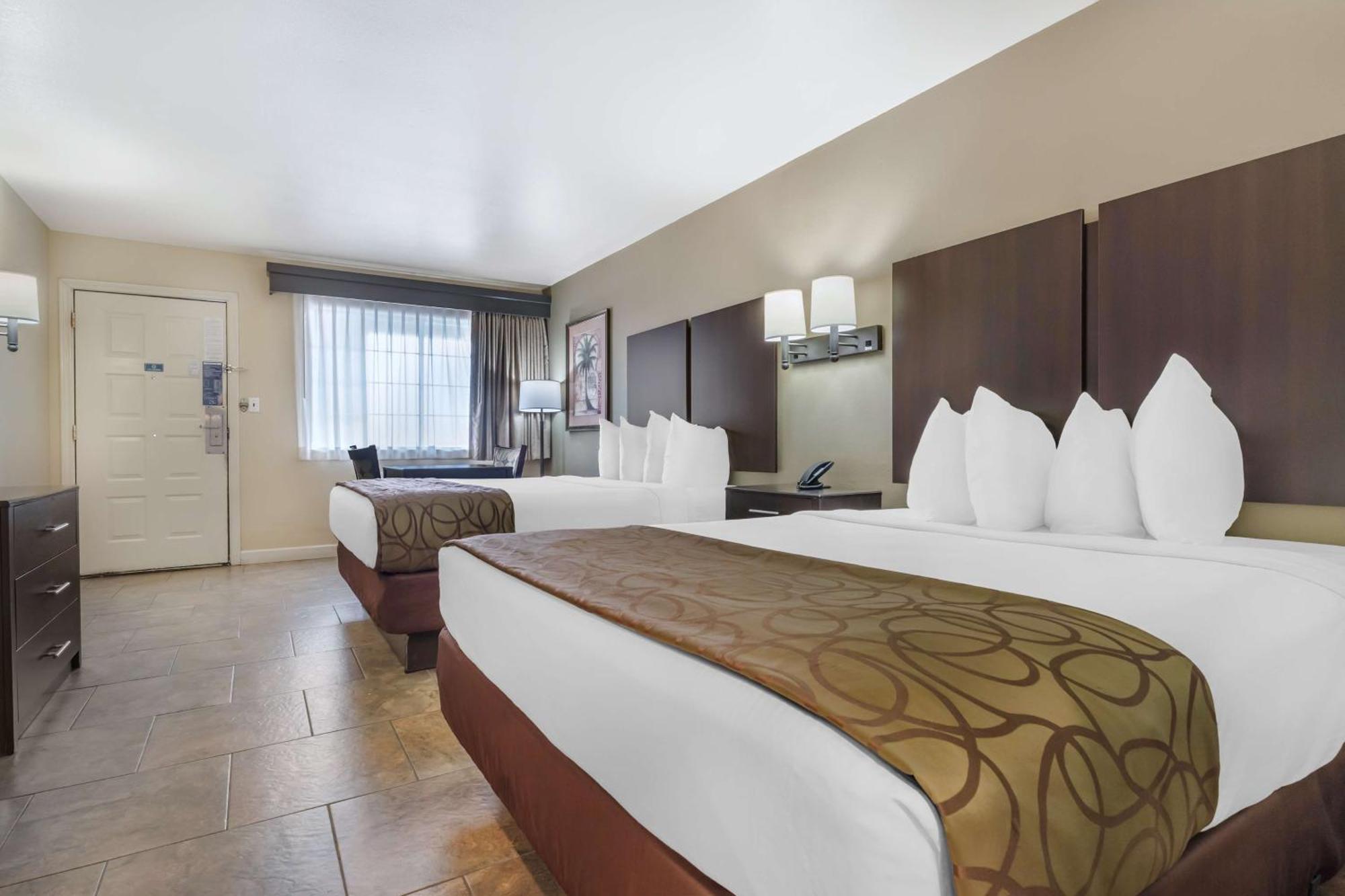 Queen Room with Two Queen Beds and Bath Tub - Mobility Accessible,1654271882:JPEG