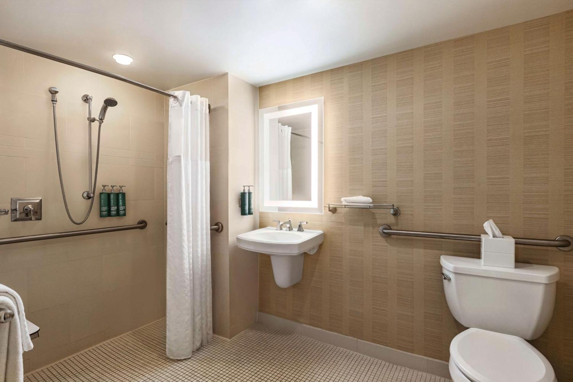 King Room with Roll-In Shower - Hearing Accessible,1657161973:JPEG