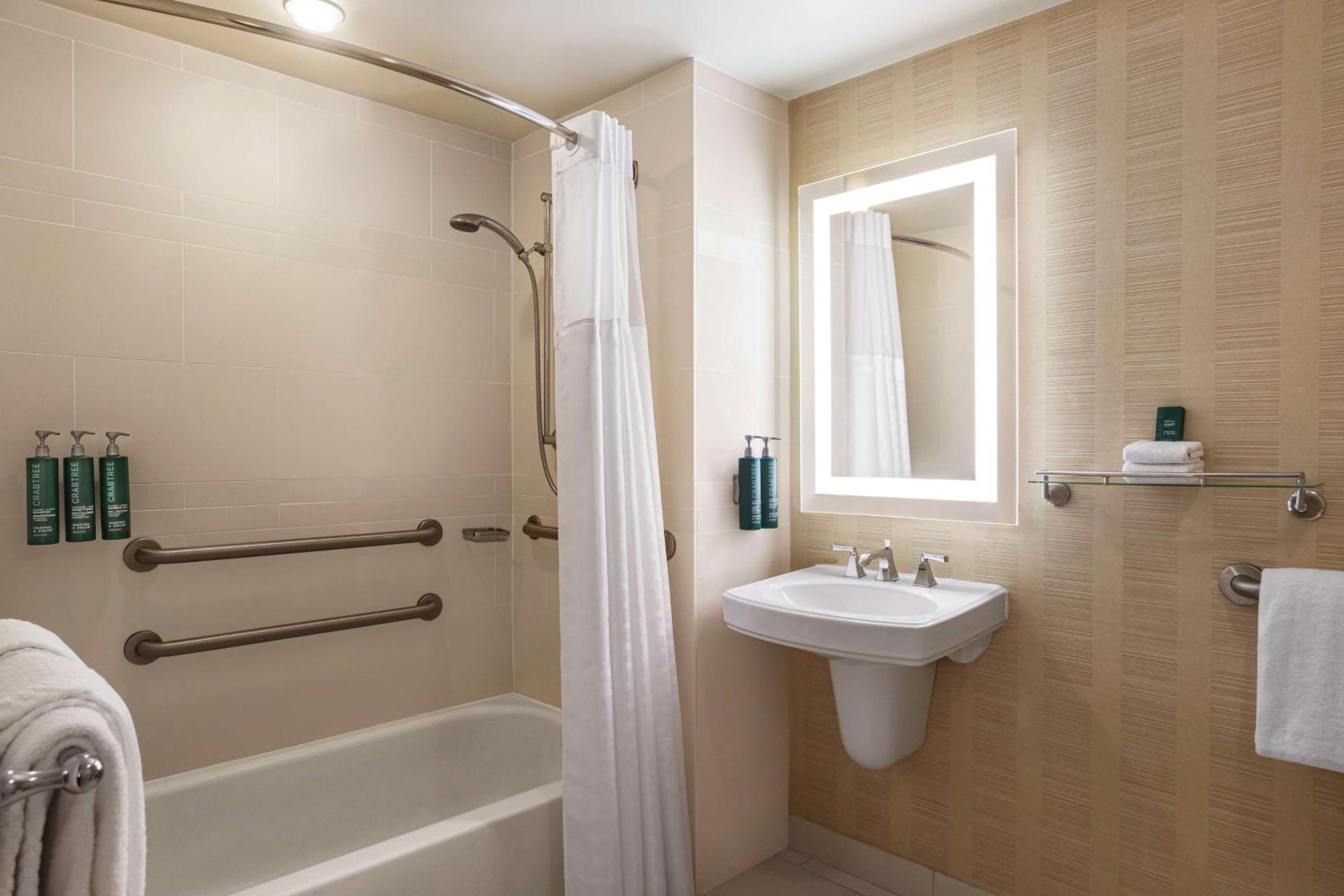 King Room Tub Mobility Hearing Access,1657161973:JPEG