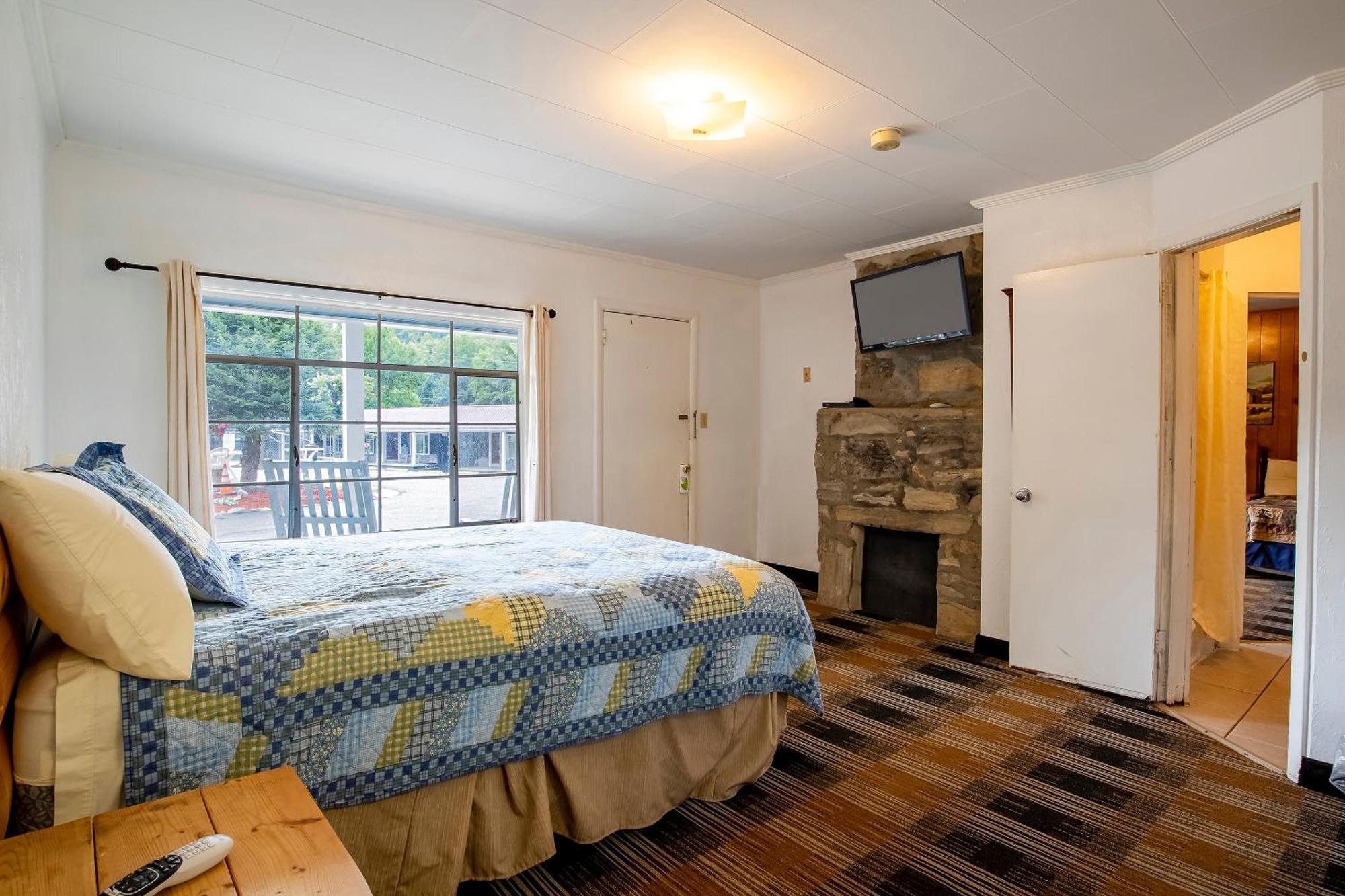 2 Bedroom Apartment with Kitchen,1658776527:JPEG