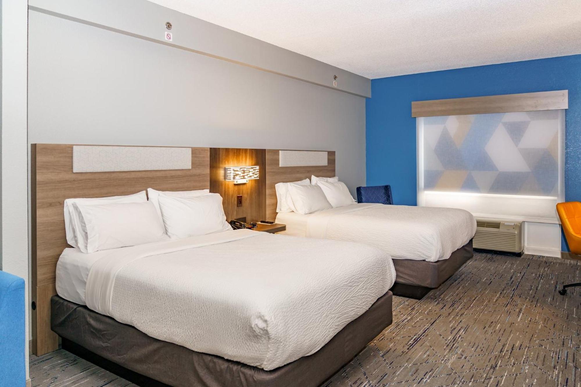 Queen Suite with Two Queen Beds and Single Sofa Bed