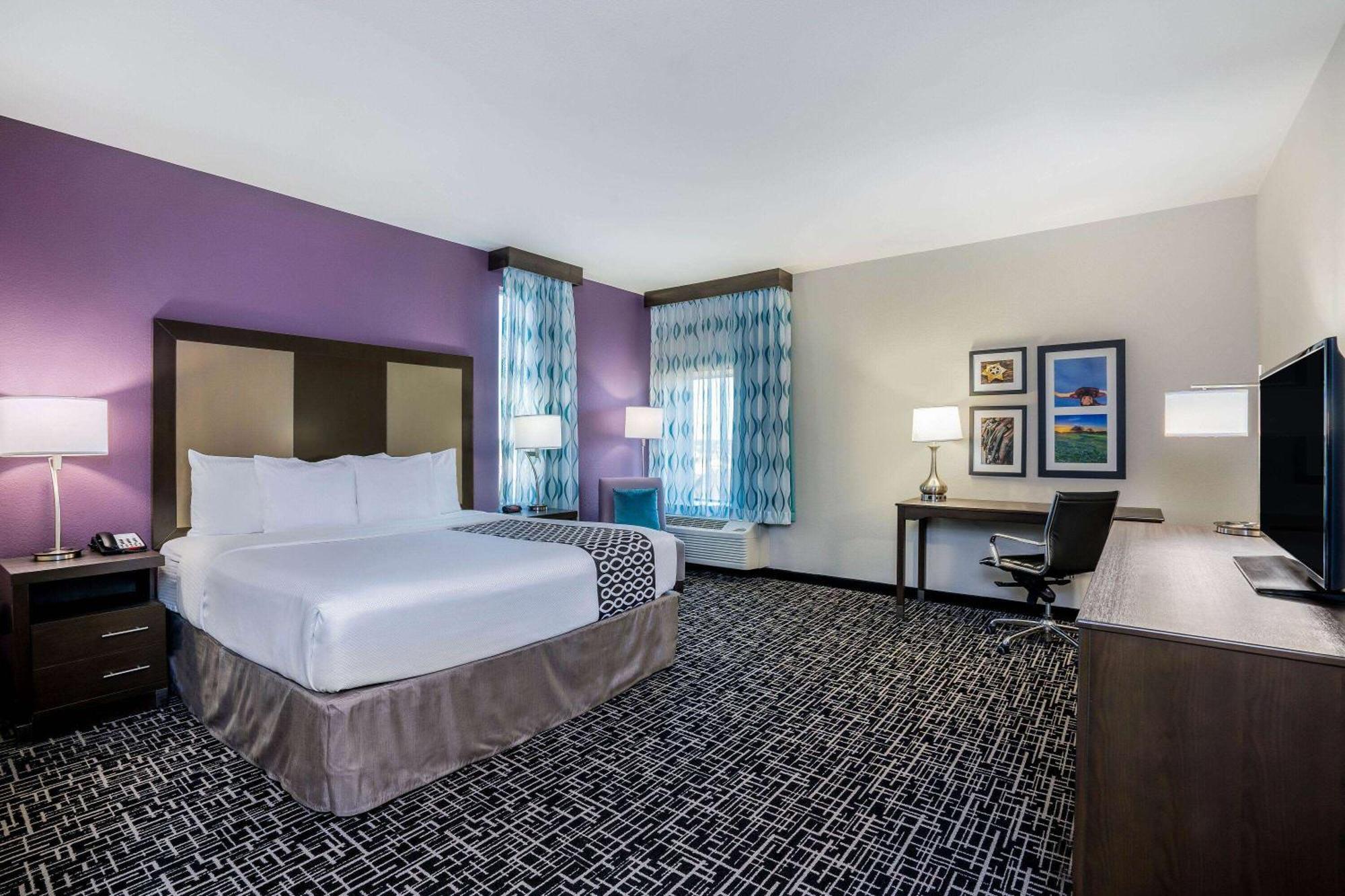 King Room with Bath Tub - Mobility/Hearing Accessible - Non-Smoking