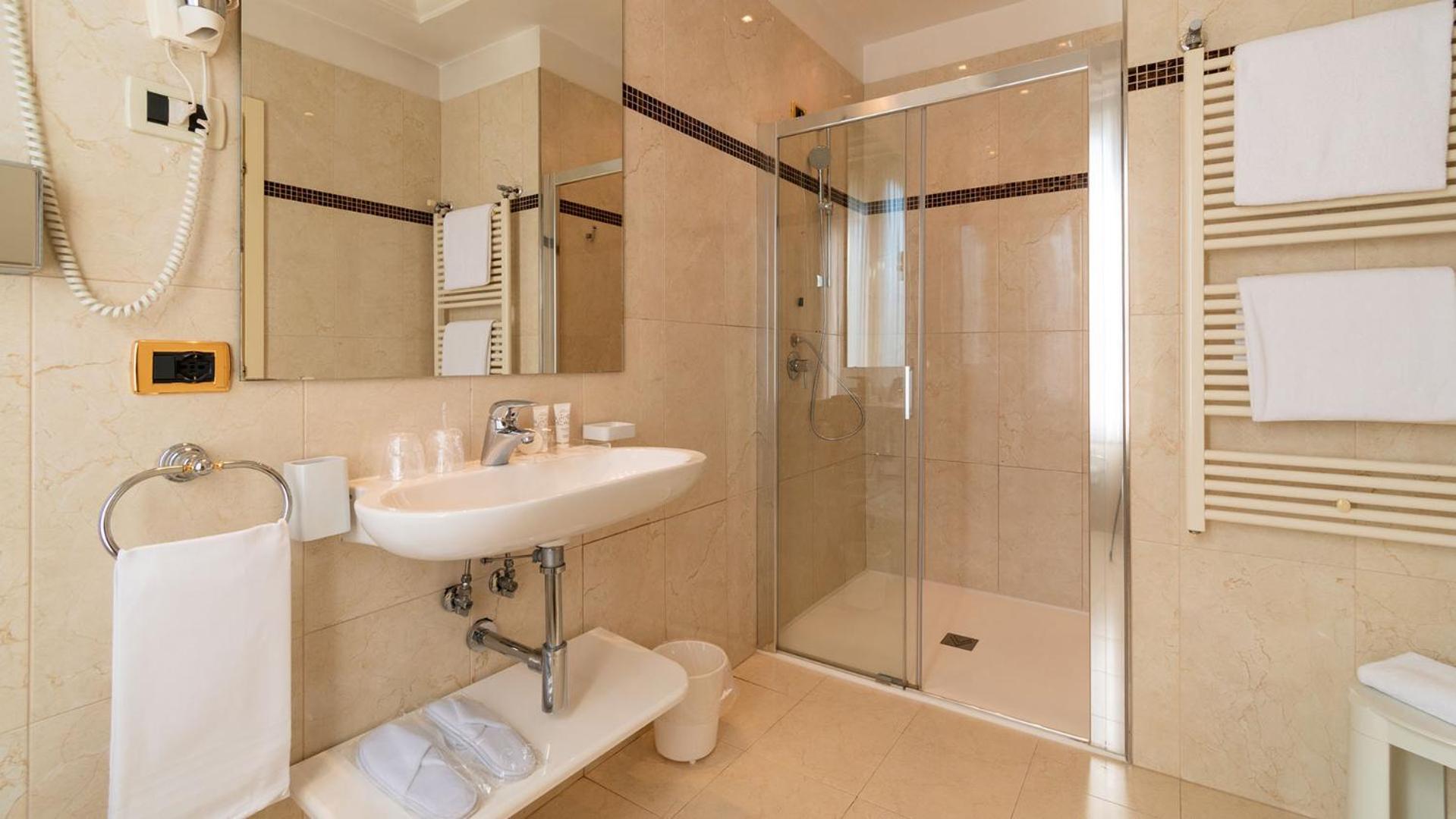 Classic Double or Twin Room with Canal View,1668045749:JPEG