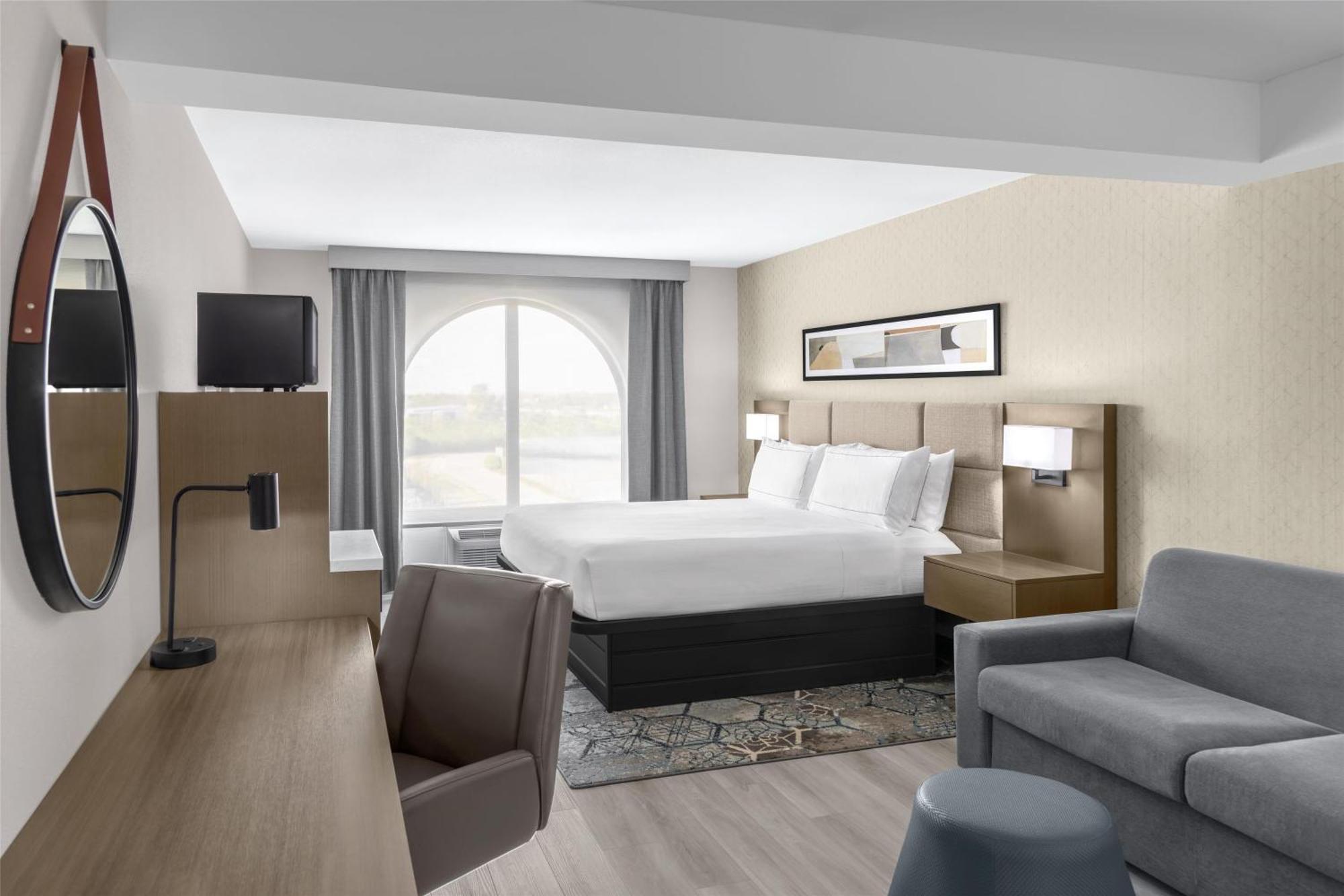 Deluxe King Room with Walk-In Shower and Sofa Bed,1673931326:JPEG
