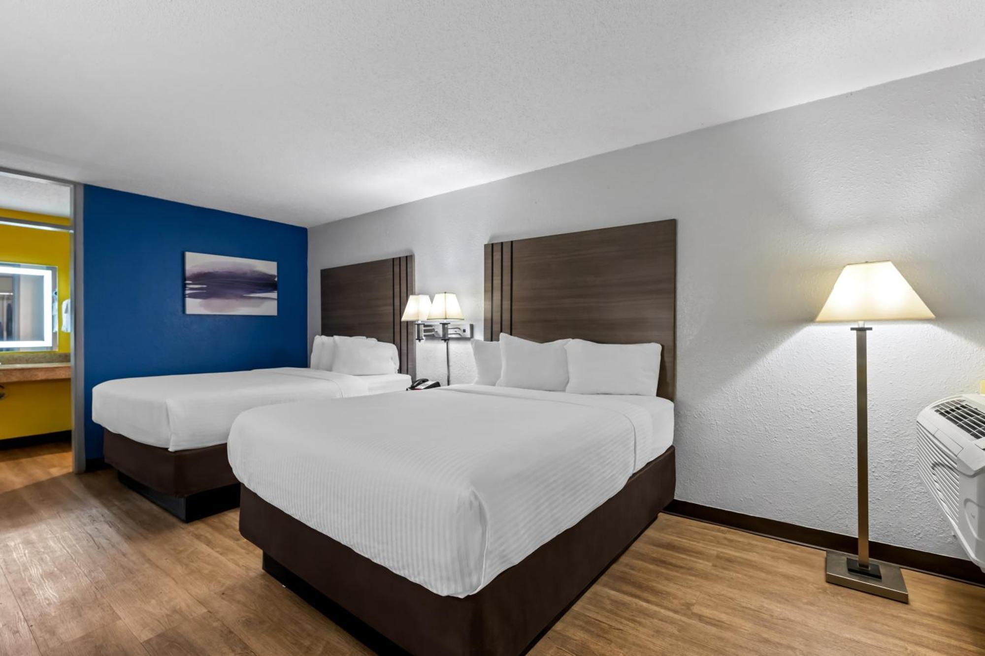 Quadruple Room with Two Queen Beds and Tub - Disability Access/Non Smoking