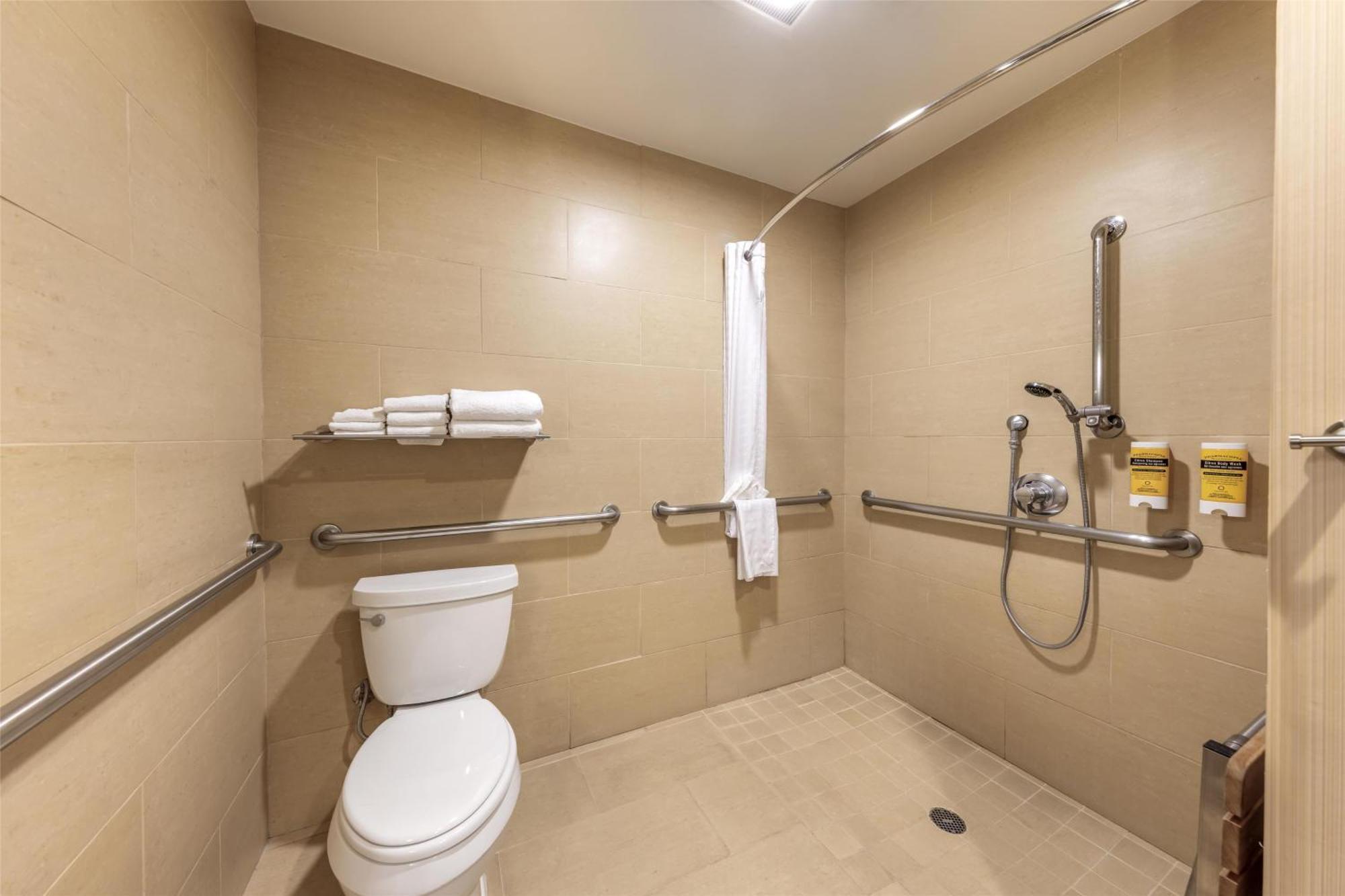 Queen Room with Roll-In Shower - Mobility Access,1679579514:JPEG