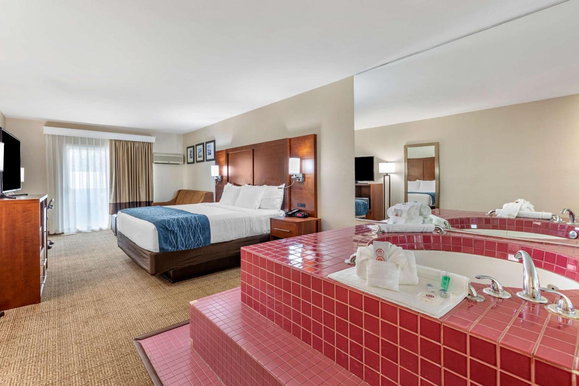 King Room with Hot Tub - Non-Smoking