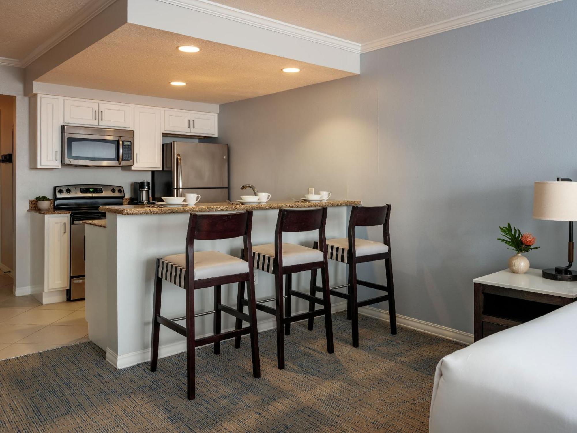 Deluxe King Room with Partial Ocean View and Kitchenette