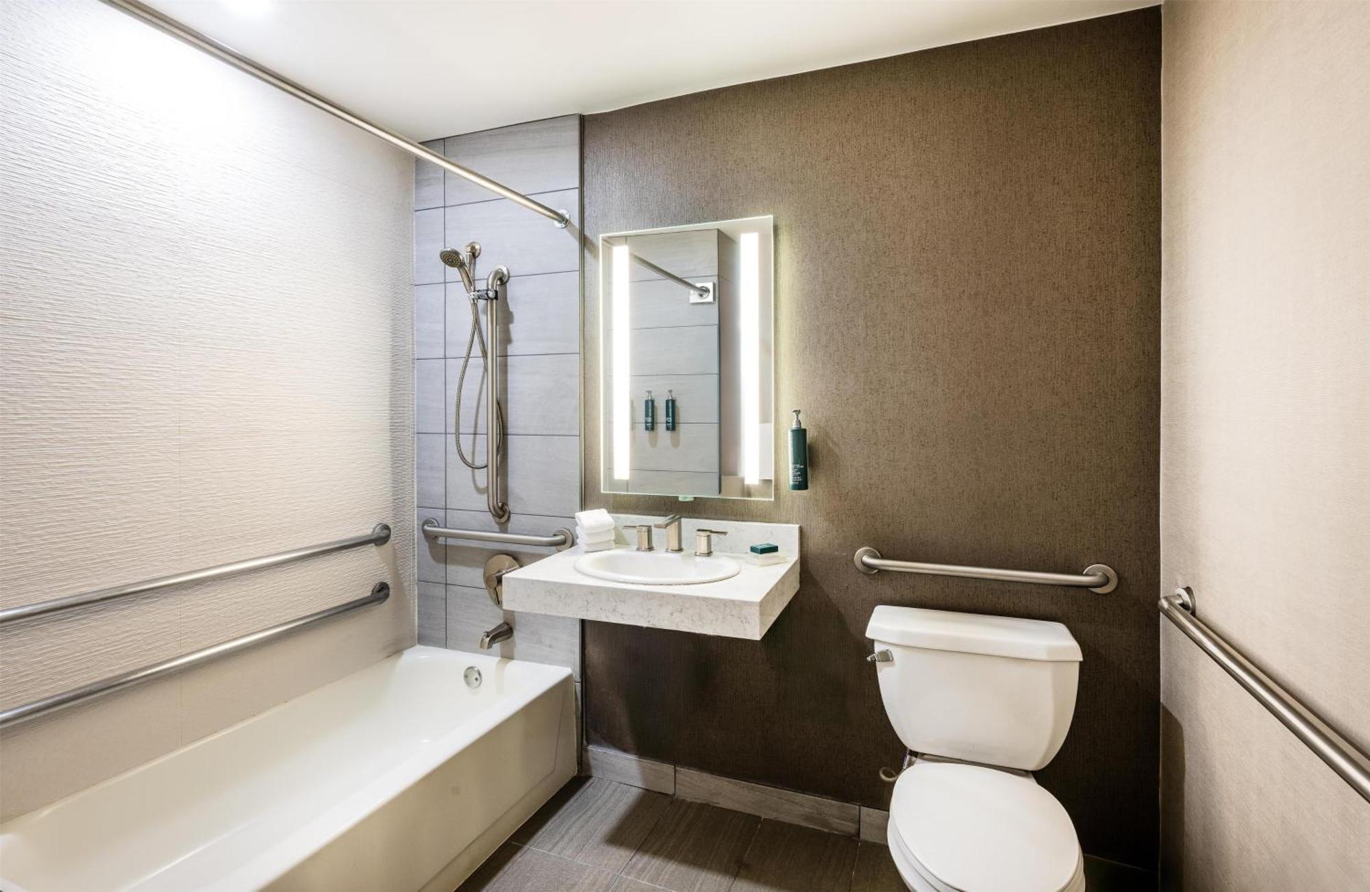 King Room Tub Mobility Hearing Access,1695748664:JPEG