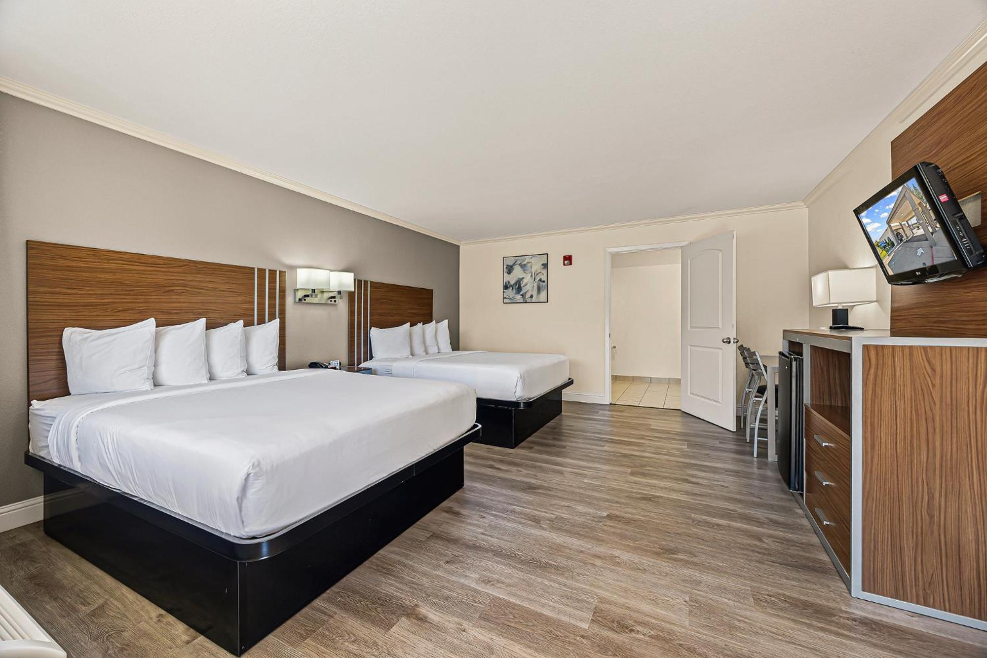 Queen Room with Two Queen Beds,1697868581:JPEG