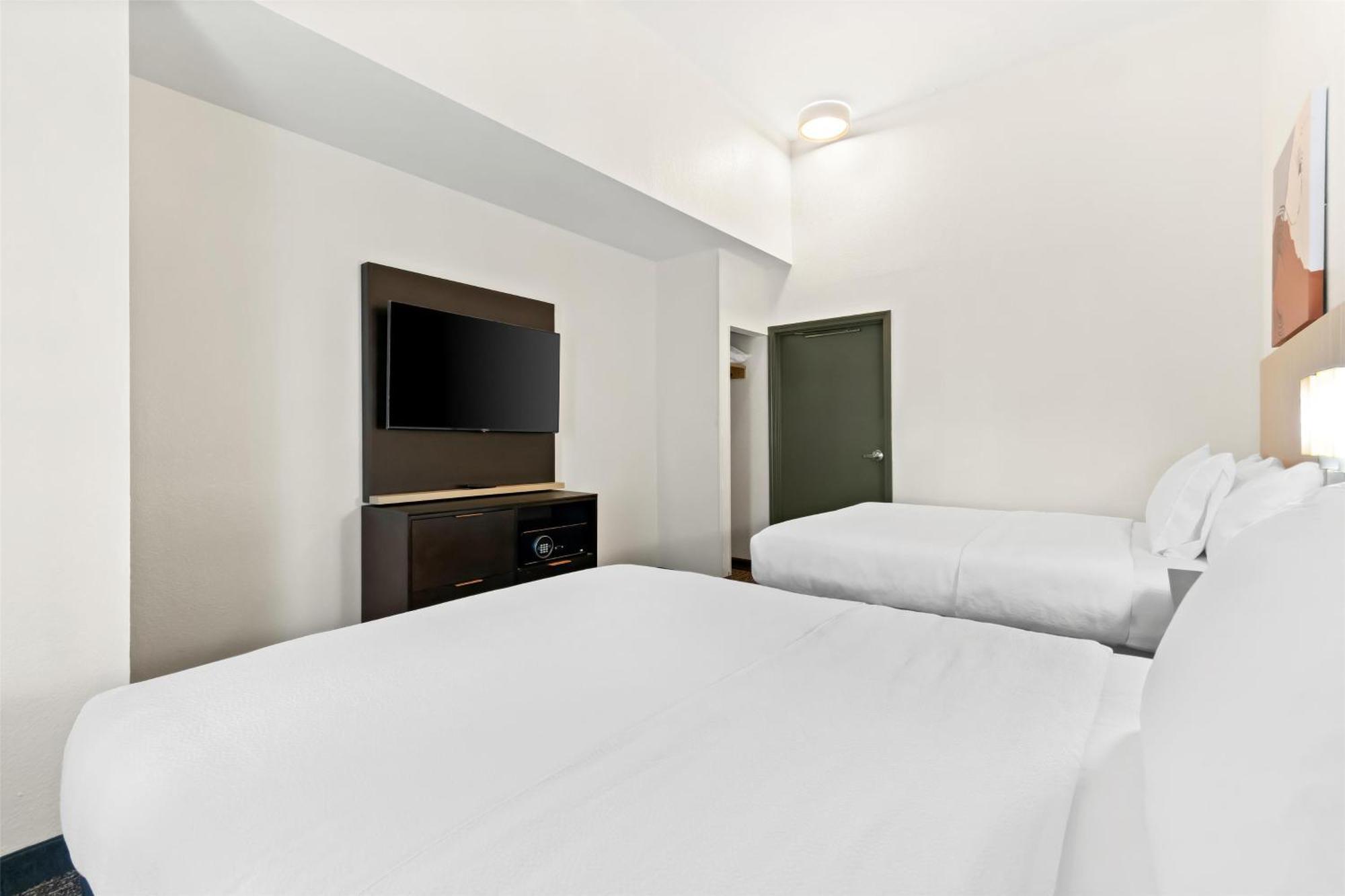 Queen Suite with Two Queen Beds,1697882687:JPEG