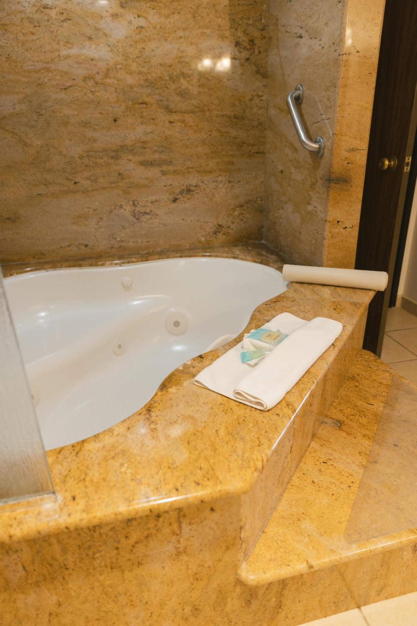 Executive Tower, Corner Grand Suite, 1 King Bed,1698944913:JPEG