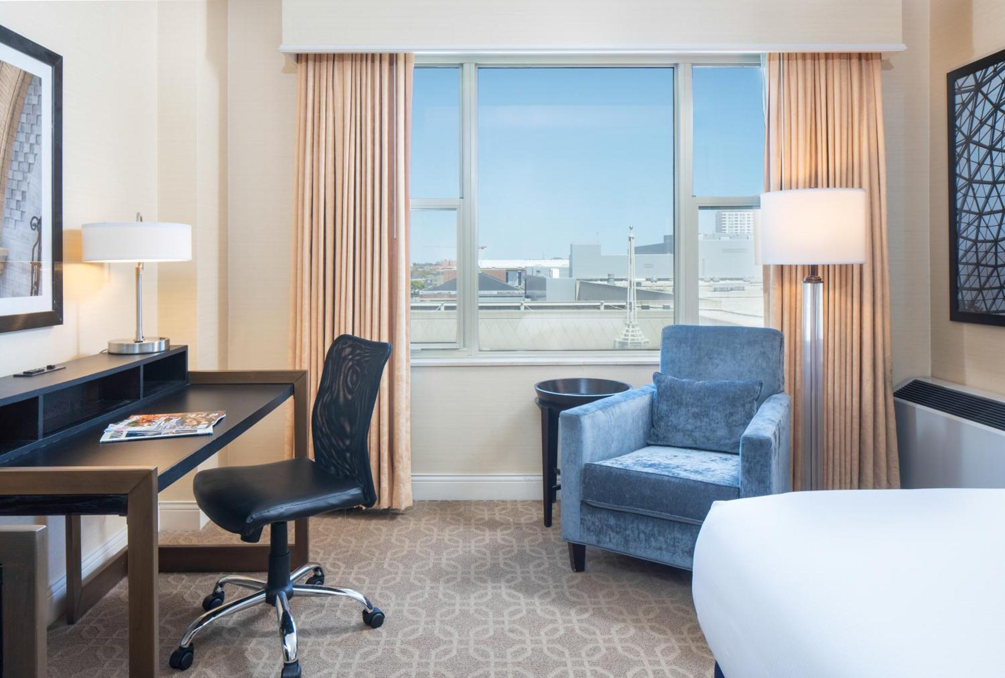King Room with Roll-In Shower - Mobility Access,1756514971:JPEG