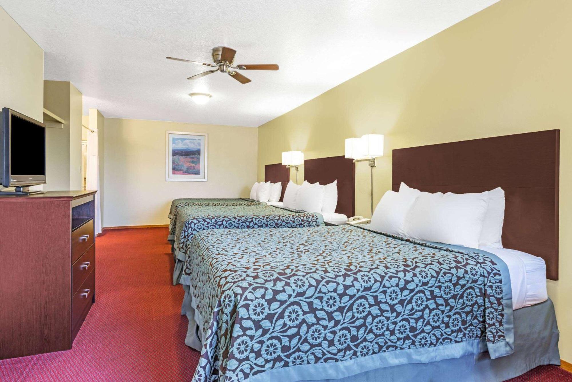 Studio Suite Three Queen Beds Non-Smoking,824684354:JPEG