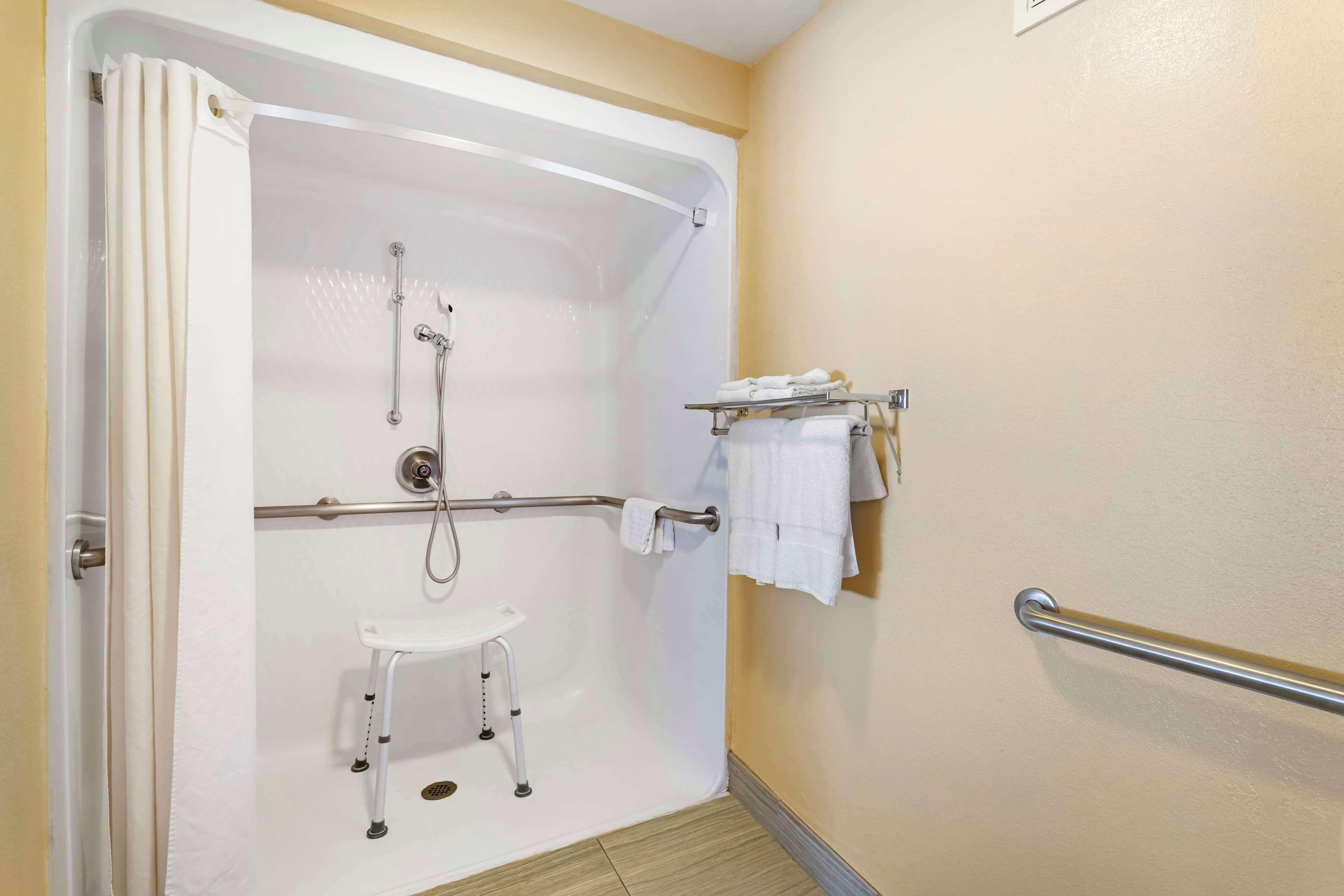 King Room Roll Shower Disability Access or Non-Smoking,1706280523:JPEG