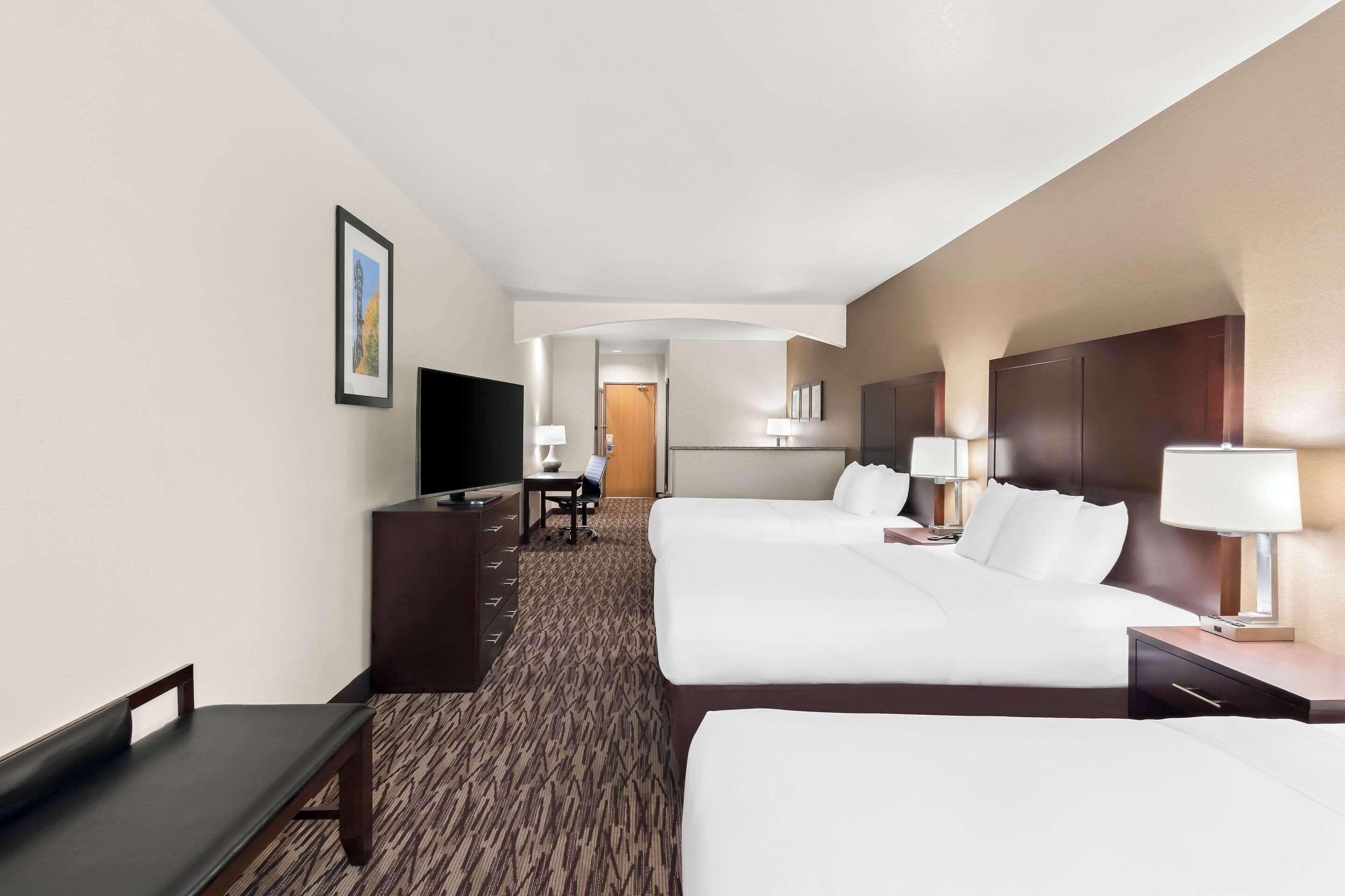 One Room Suite Three Queen Beds Sofa bed Non Smoking,1706664058:JPEG