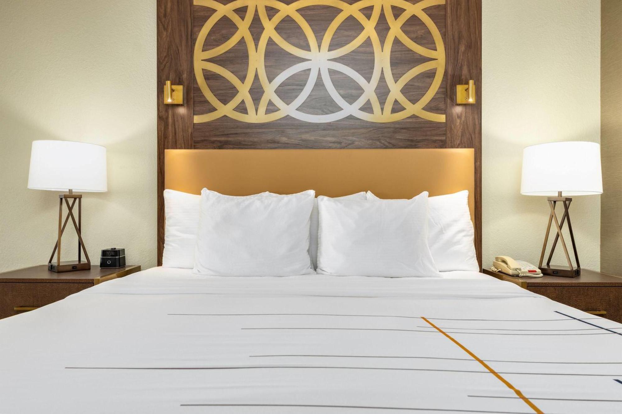 Executive King Suite with Balcony and Lake View - Lower Floor,1706825838:JPEG