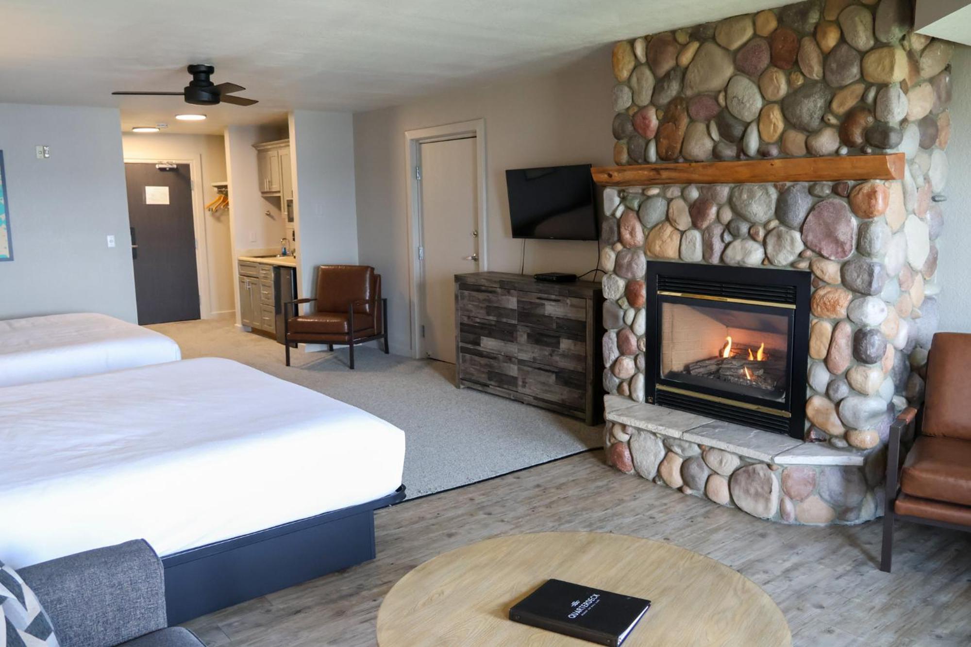 Lakeside Lodge Family Room