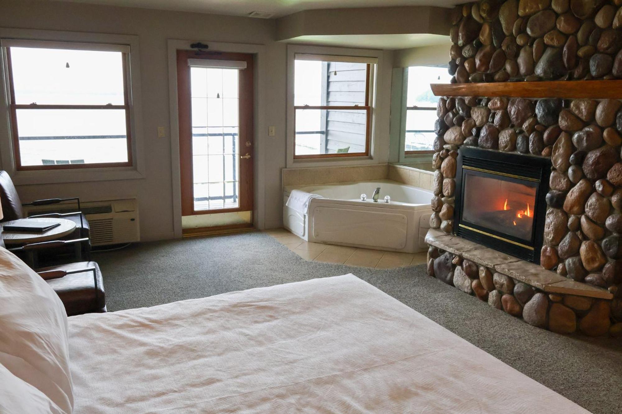 Lakeside Lodge King with Jacuzzi