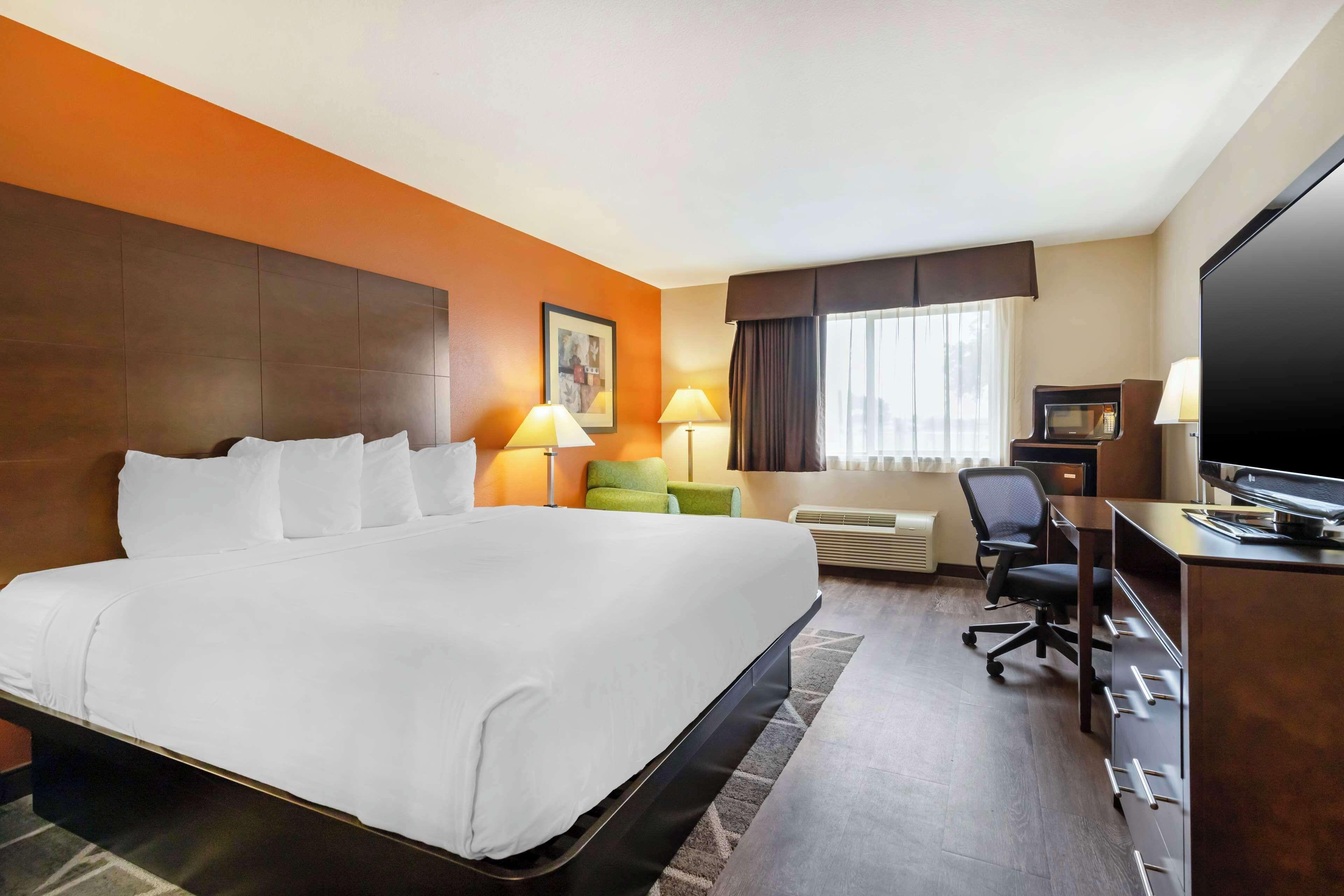 King Room Bath Tub Disability Access or Exterior Entrance,1594695373:JPEG