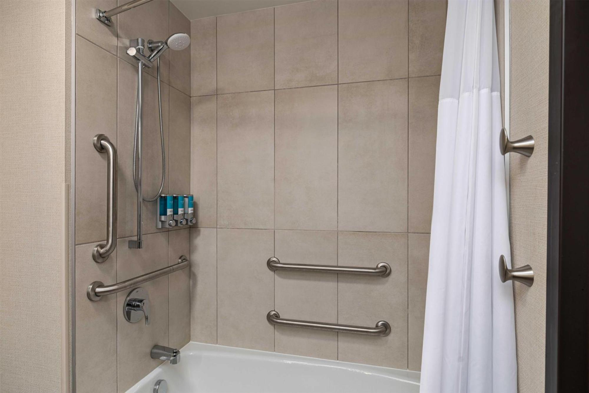 Deluxe King Room - Accessible, Tub