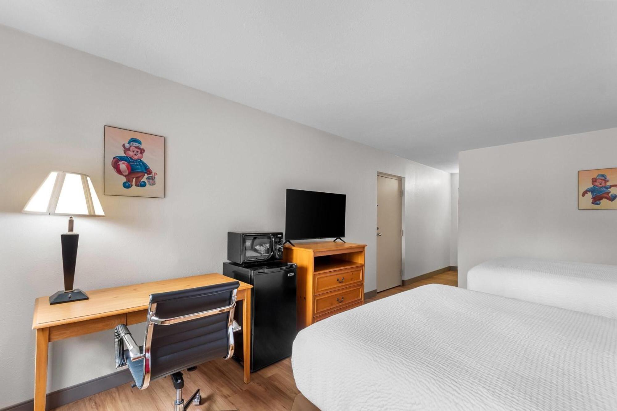 Queen Room with Walk-In Shower with Grab Bars - Mobility Accessible/Non-Smoking,1730037134:JPEG