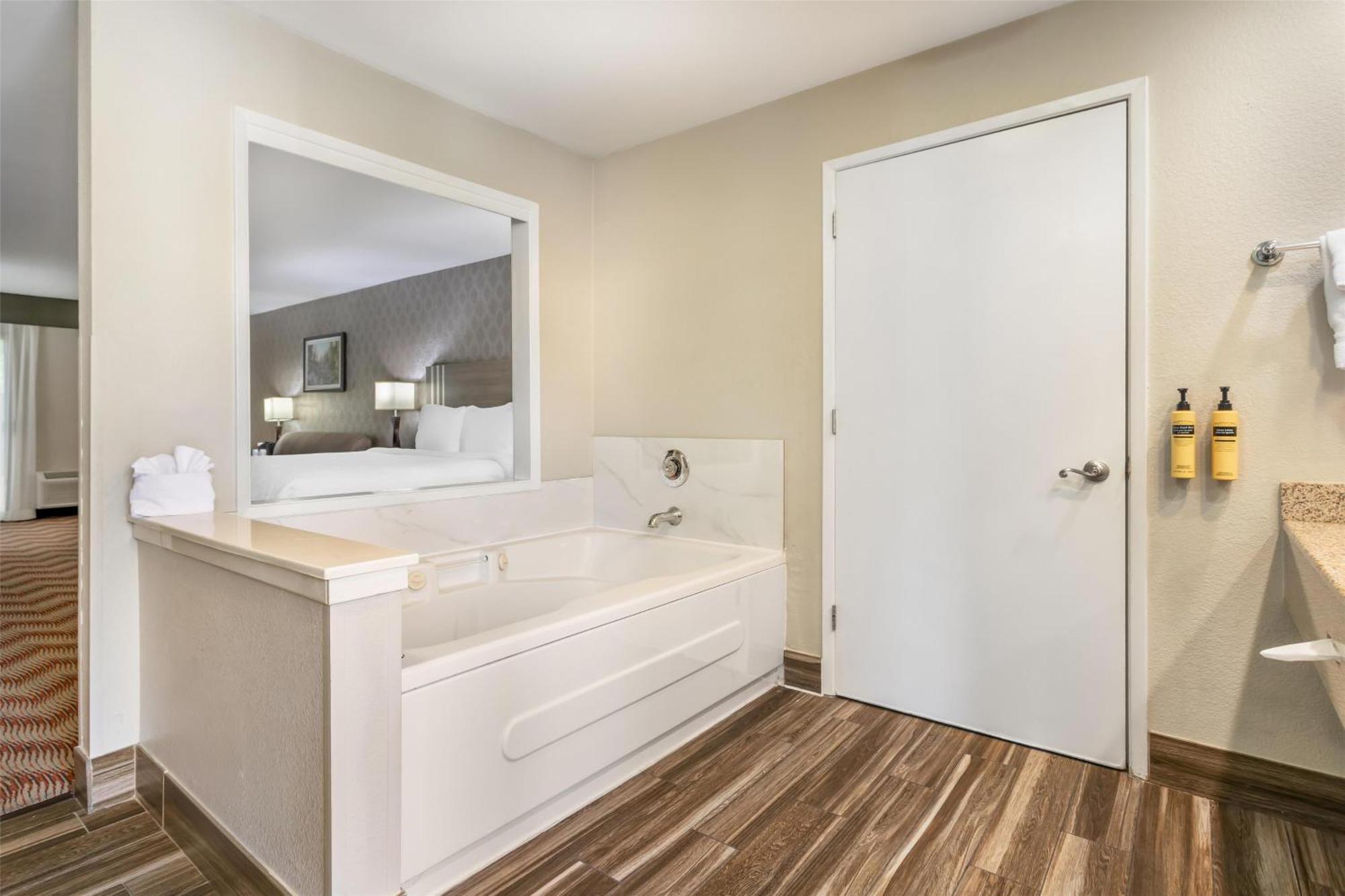 King Suite with Whirlpool and Fireplace - Non-Smoking