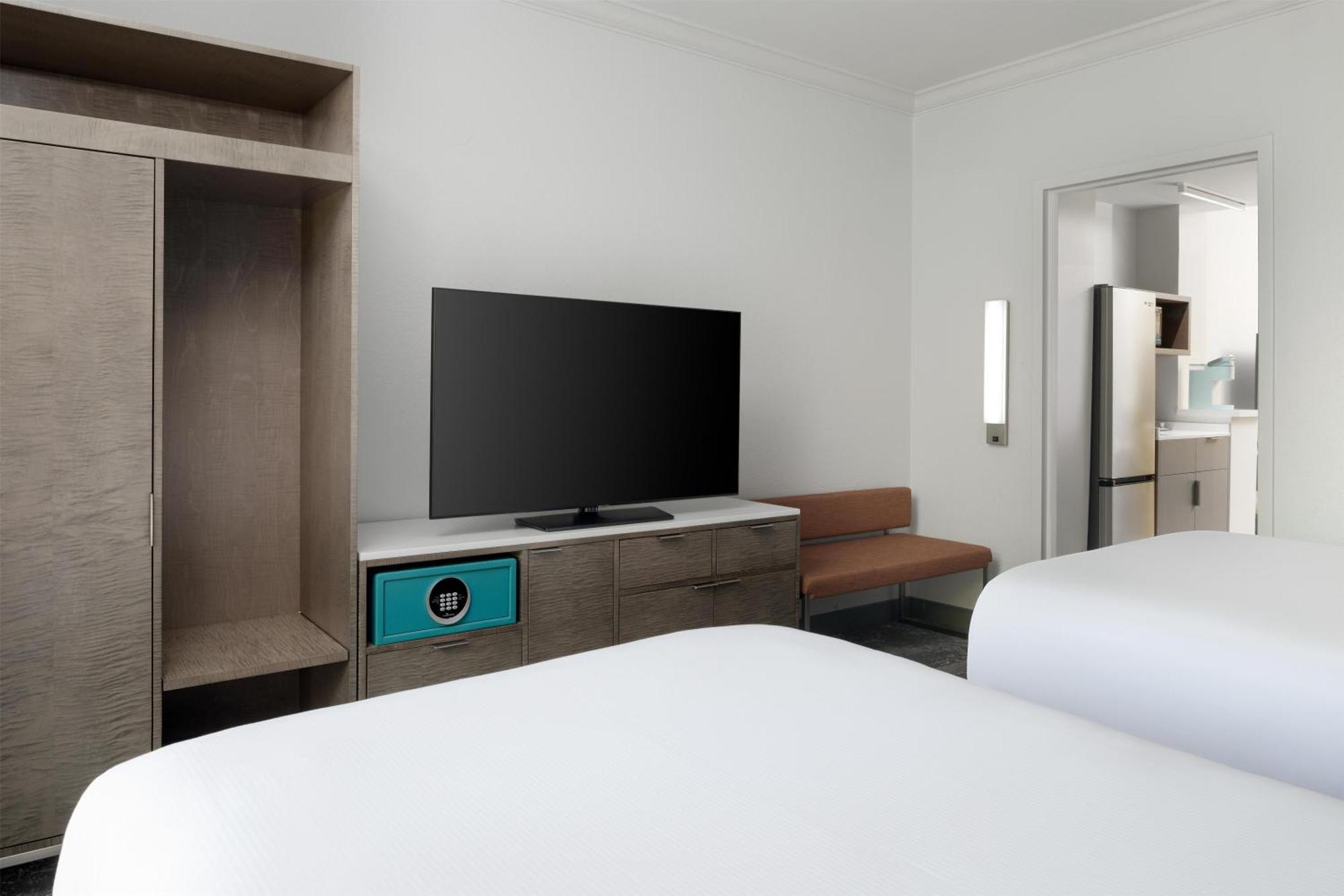 Suite with Two Double Beds and Sofa Bed,1742647301:JPEG