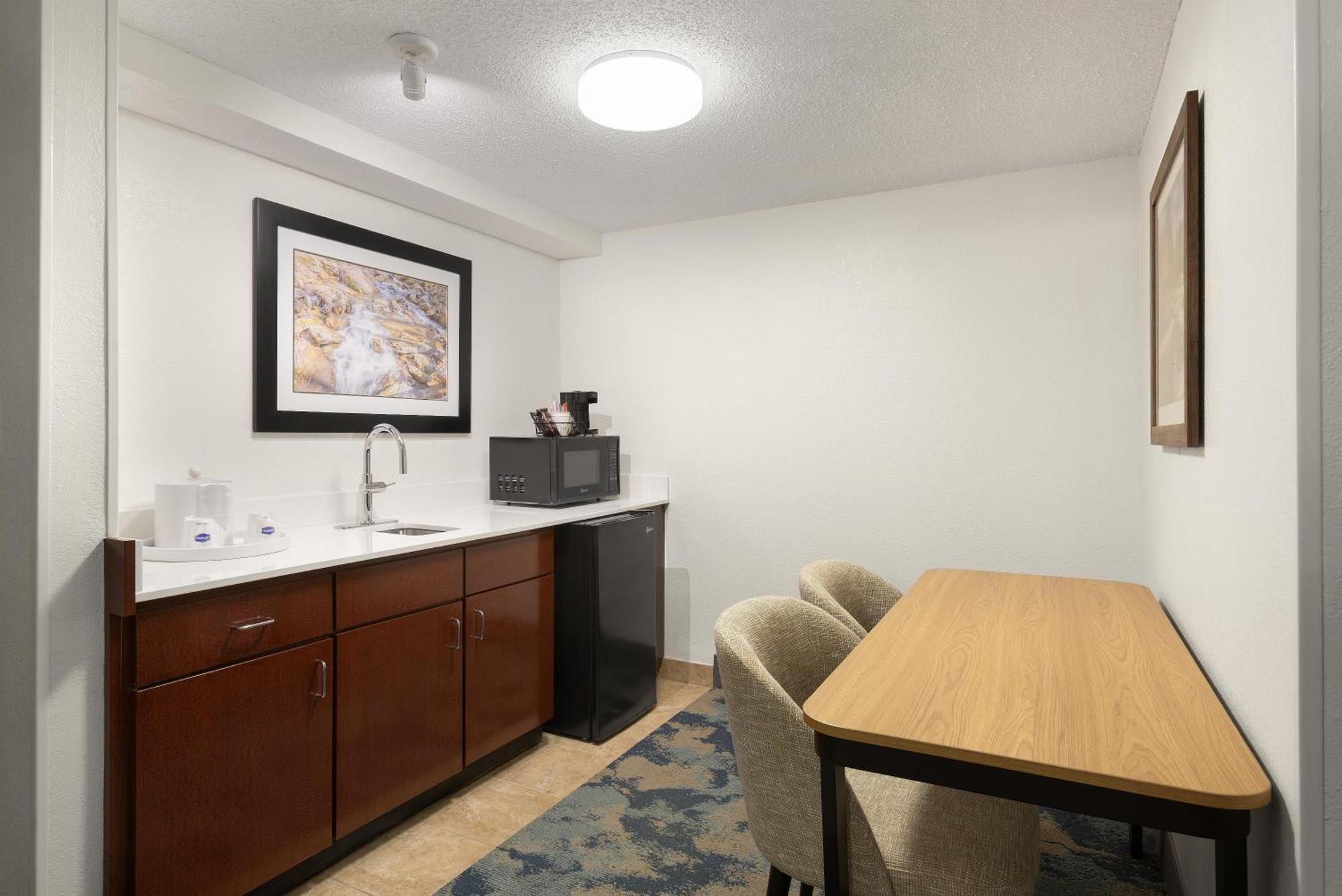 One-Bedroom King Suite with Whirlpool - Non-Smoking