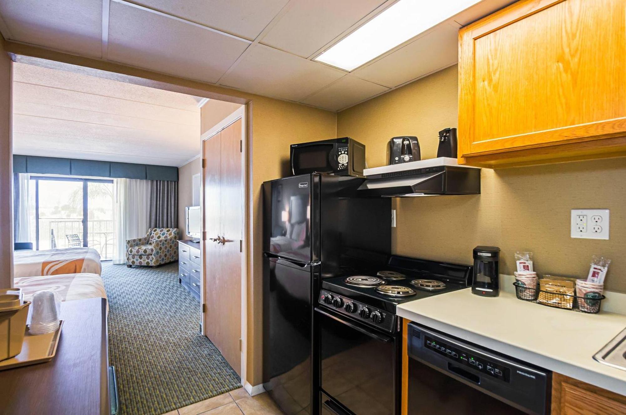 Beachfront 1st floor 2 Queens kitchenette & Sleep-Sofa