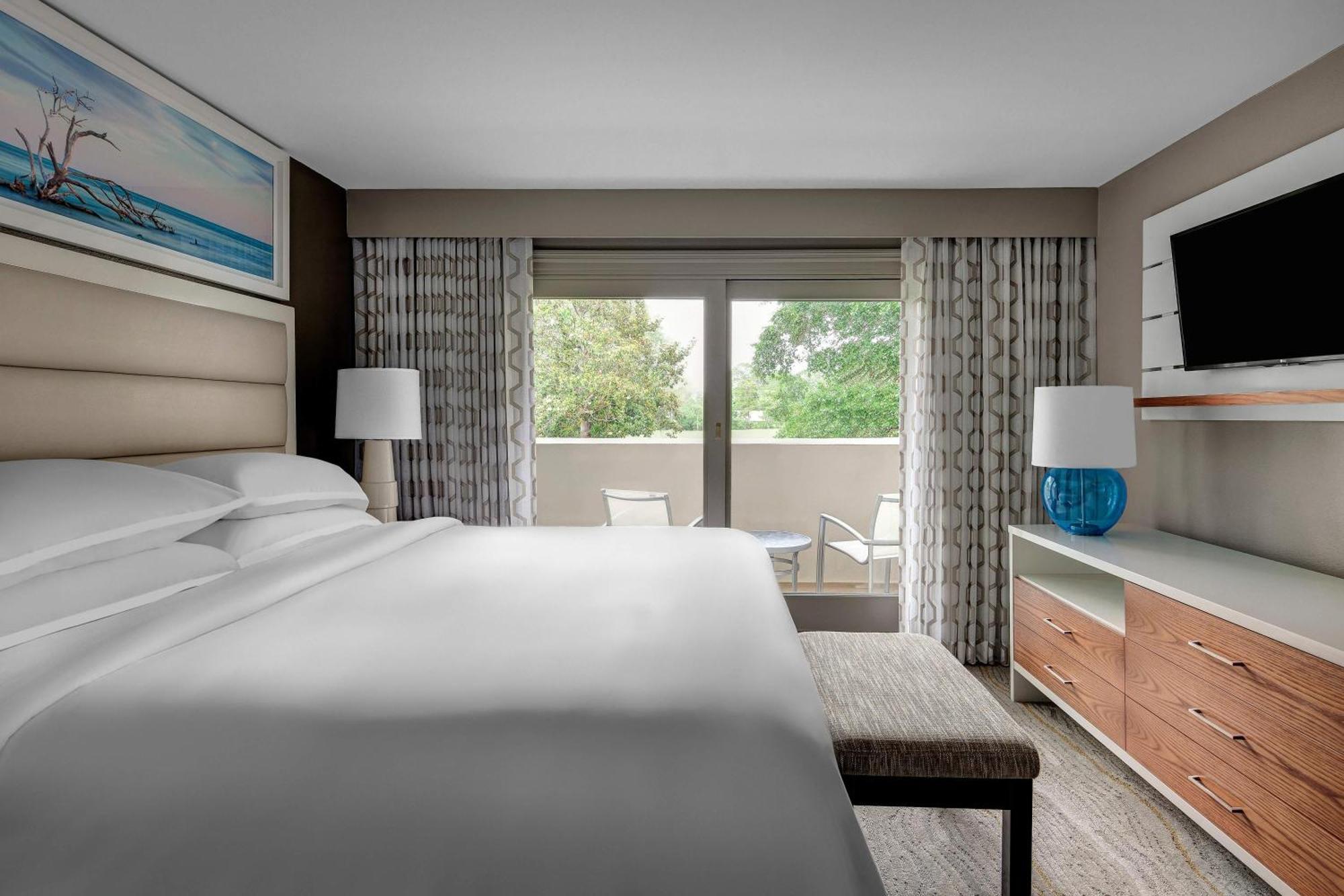 One-Bedroom Queen Suite with Golf View