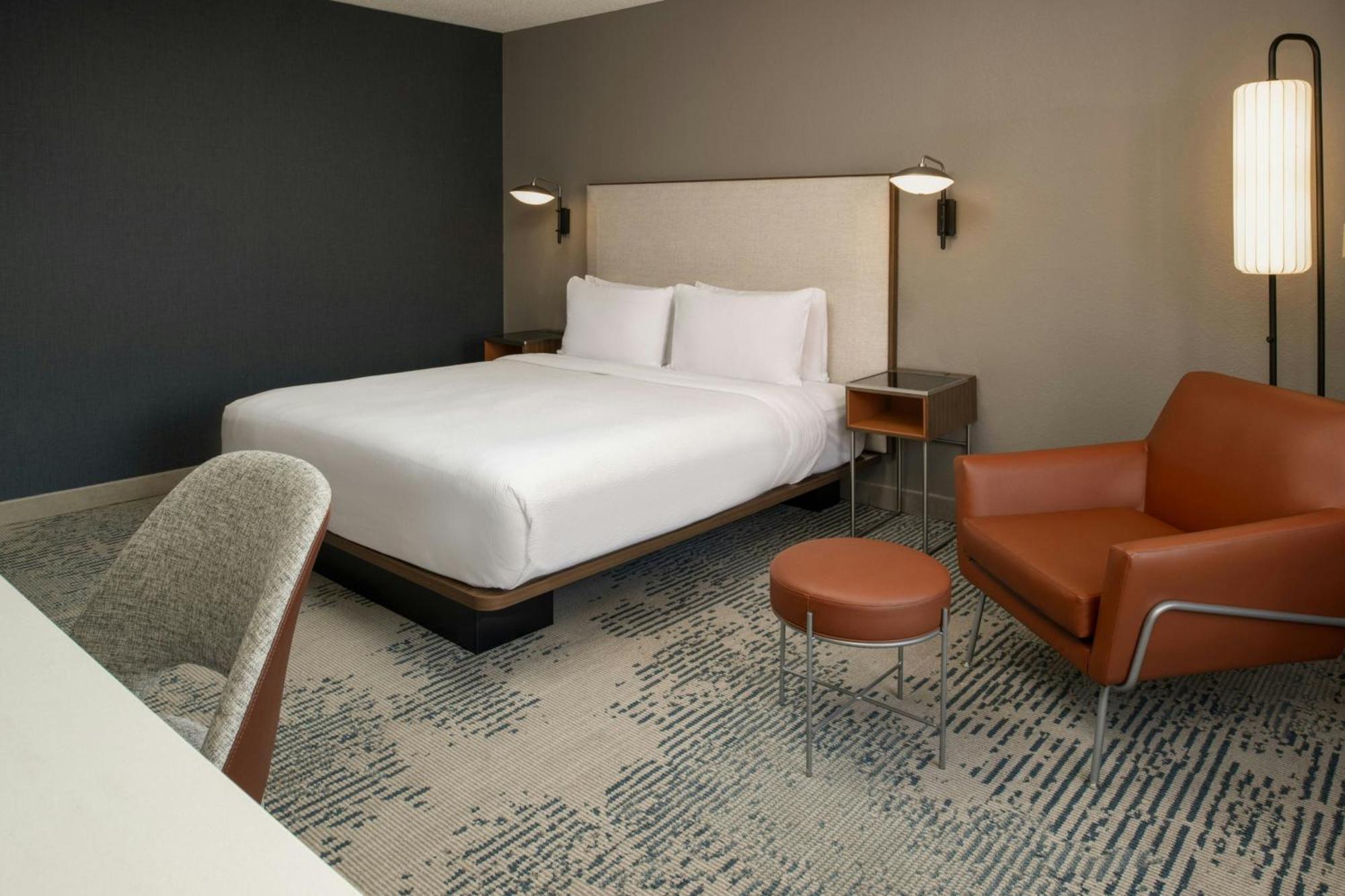 King Room with Adapted Tub - Mobility Accessible