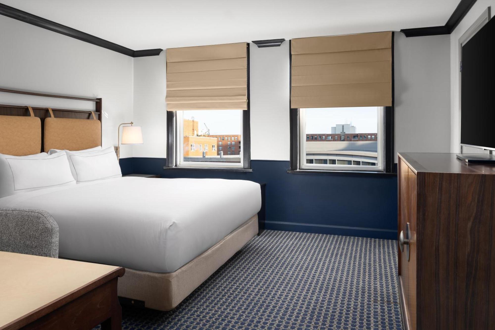 King Room with Roll-In Shower - Mobility Access